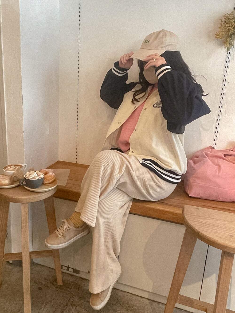 ホワイト系のその他パンツを着用したレディースの春コーディネートの2枚目の写真