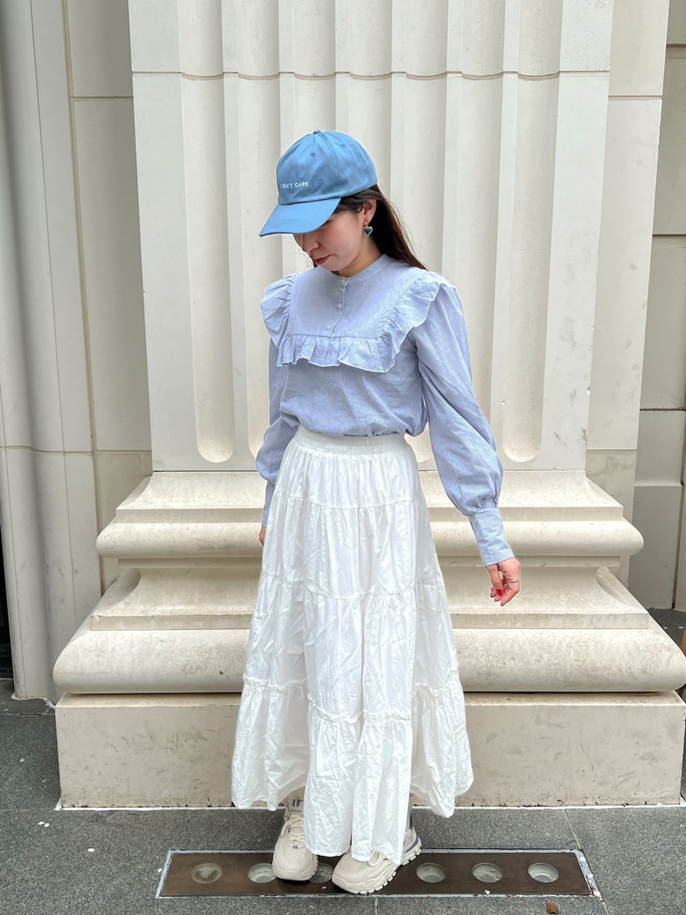 ホワイト系のスカート、ブルー系のシャツ/ブラウスを着用したレディースの春コーディネートの2枚目の写真