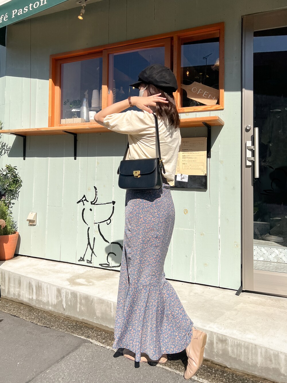 ベージュ系のシャツ/ブラウス、ブラック系のショルダーバッグ、ブルー系のスカートを着用したレディースの夏コーディネートの2枚目の写真