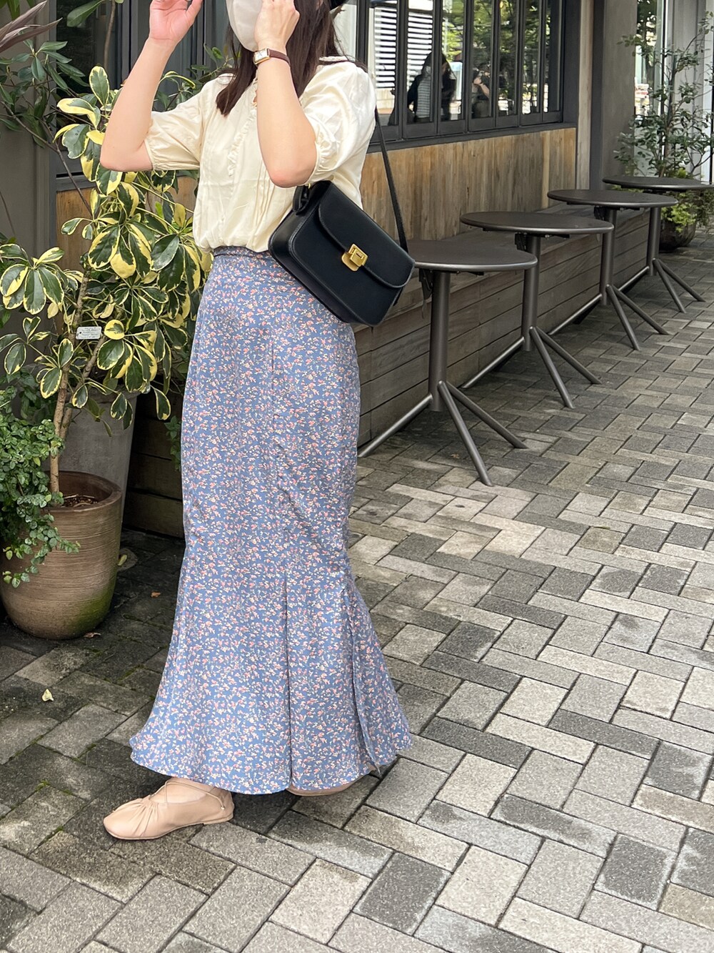 ベージュ系のシャツ/ブラウス、ブラック系のショルダーバッグ、ブルー系のスカートを着用したレディースの夏コーディネートの3枚目の写真