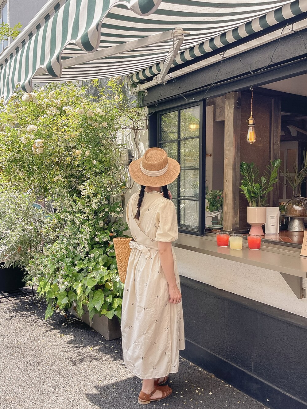 ベージュ系のワンピースを着用したレディースの夏コーディネートの3枚目の写真