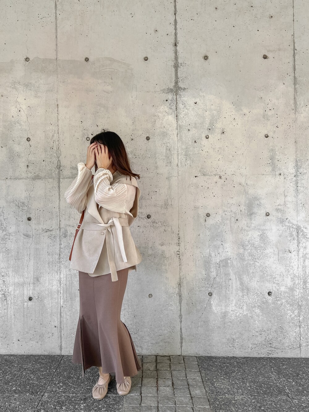 ホワイト系のシャツ/ブラウス、ベージュ系のベスト、ブラウン系のスカートを着用したレディースの秋コーディネートの4枚目の写真