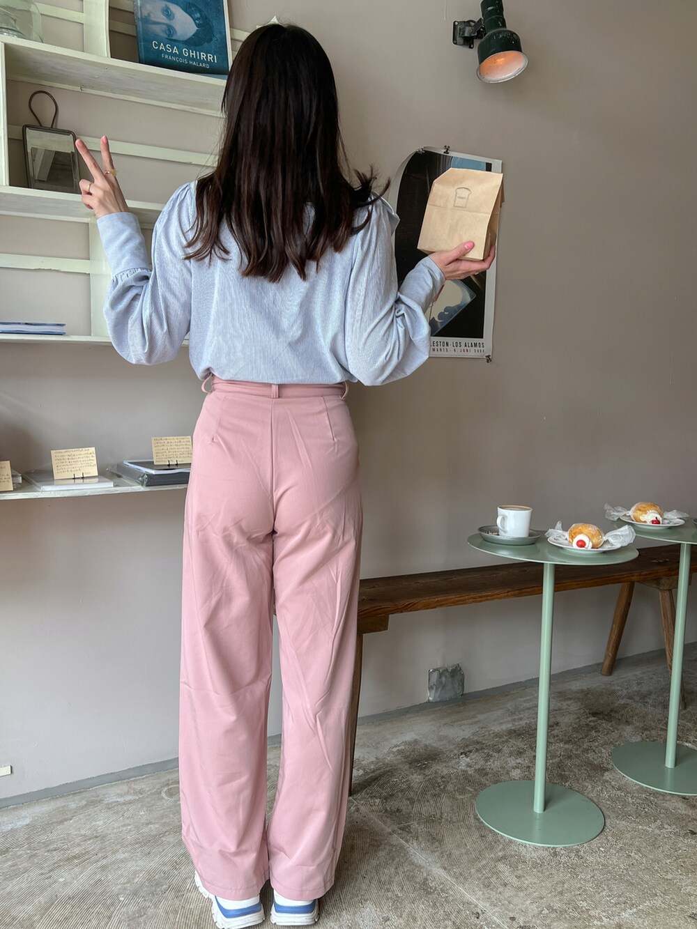 ブルー系のシャツ/ブラウスを着用したレディースの春コーディネートの3枚目の写真