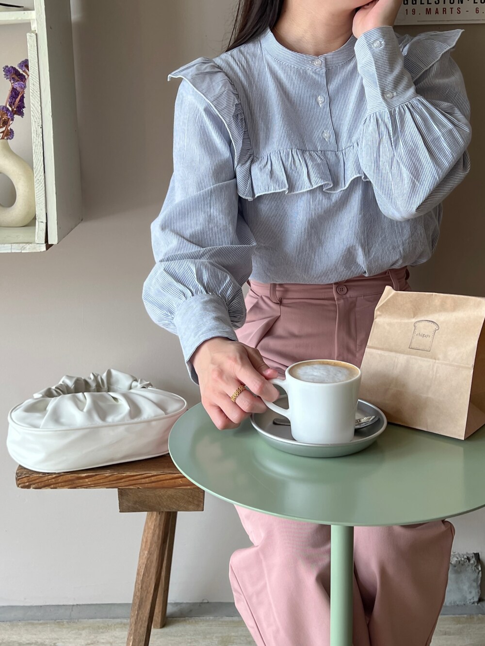 ブルー系のシャツ/ブラウスを着用したレディースの春コーディネートの4枚目の写真