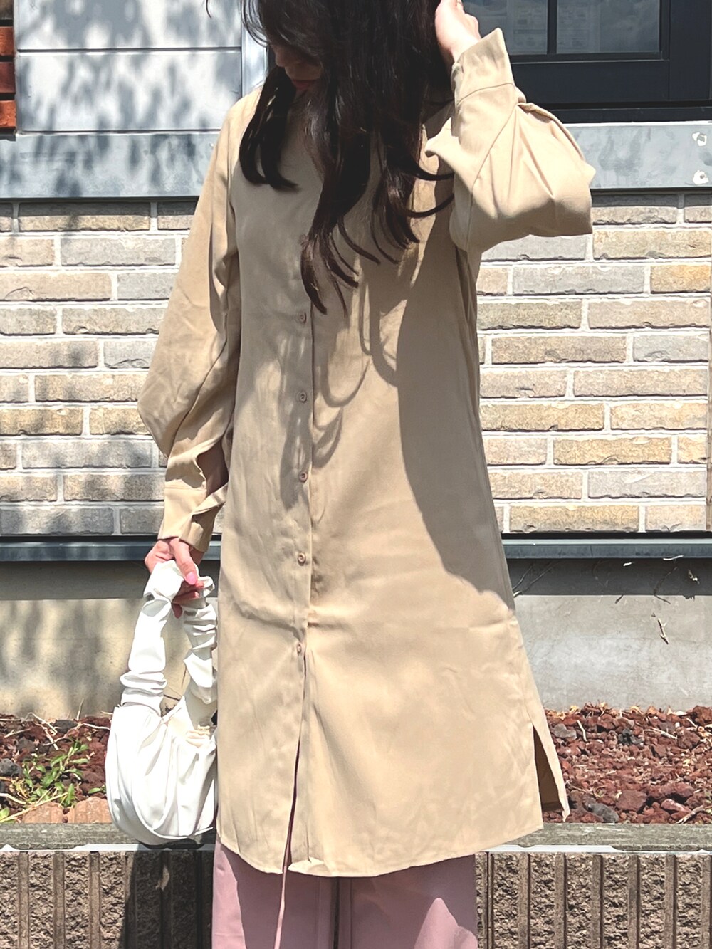 ベージュ系のシャツ/ブラウスを着用したレディースの春コーディネートの3枚目の写真