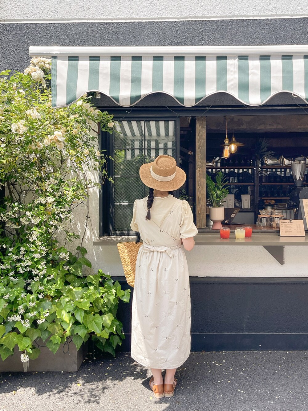 ベージュ系のワンピースを着用したレディースの夏コーディネートの2枚目の写真