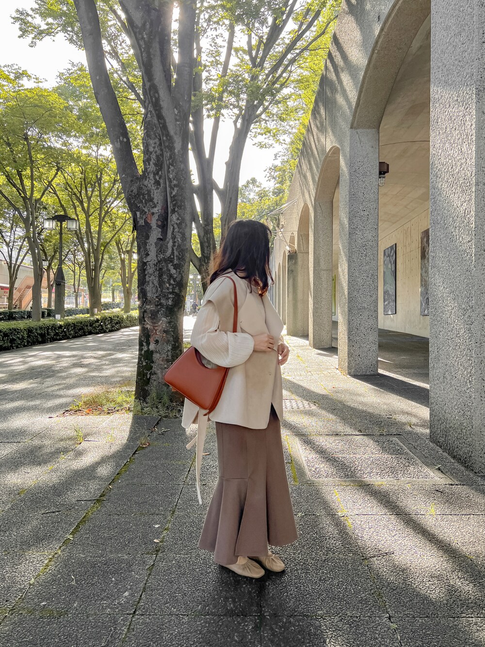 ホワイト系のシャツ/ブラウス、ベージュ系のベスト、ブラウン系のスカートを着用したレディースの秋コーディネートの2枚目の写真