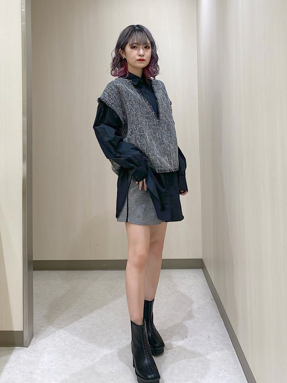 ブラック系のその他トップス、ブラック系のブーツを着用したレディースの冬コーディネートの2枚目の写真