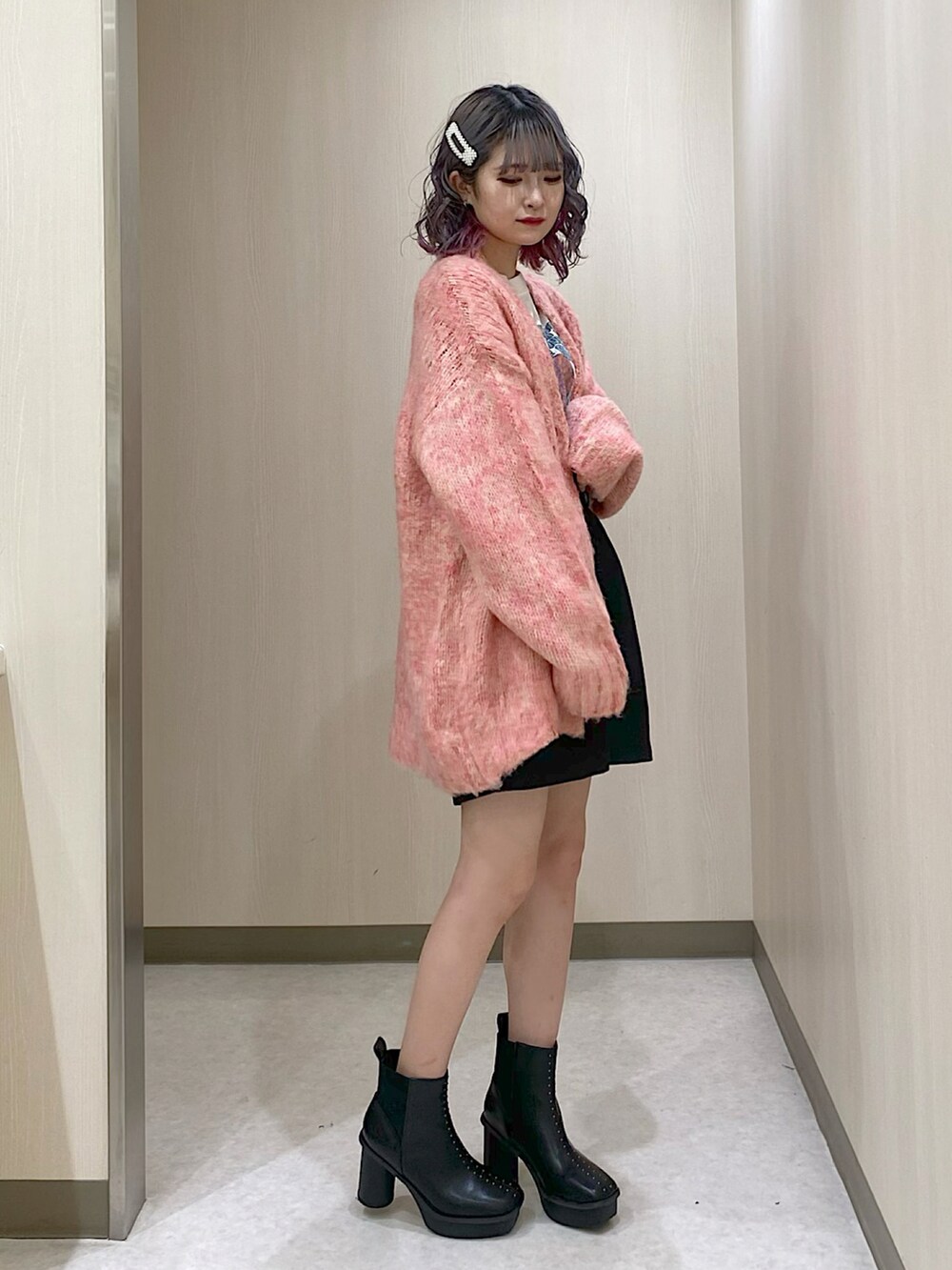 ピンク系のカーディガン/ボレロ、ブラック系のその他パンツ、ブラック系のブーツを着用したレディースの冬コーディネートの4枚目の写真