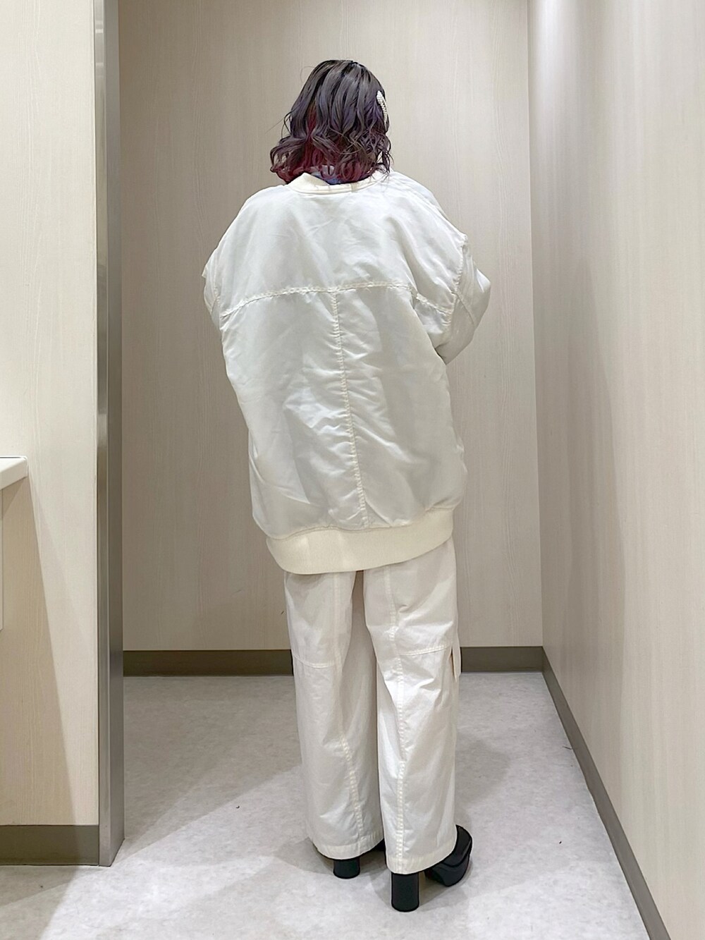 ホワイト系のMA-1、ホワイト系のその他パンツを着用したレディースの冬コーディネートの3枚目の写真