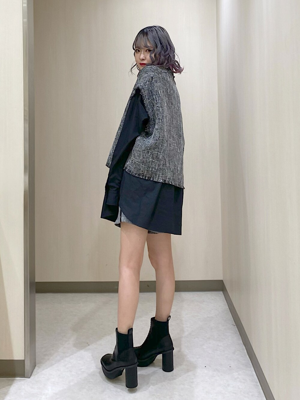 ブラック系のその他トップス、ブラック系のブーツを着用したレディースの冬コーディネートの3枚目の写真