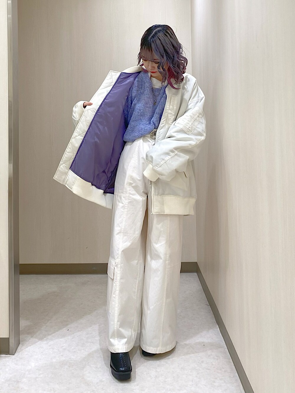 ホワイト系のMA-1、ホワイト系のその他パンツを着用したレディースの冬コーディネートの2枚目の写真