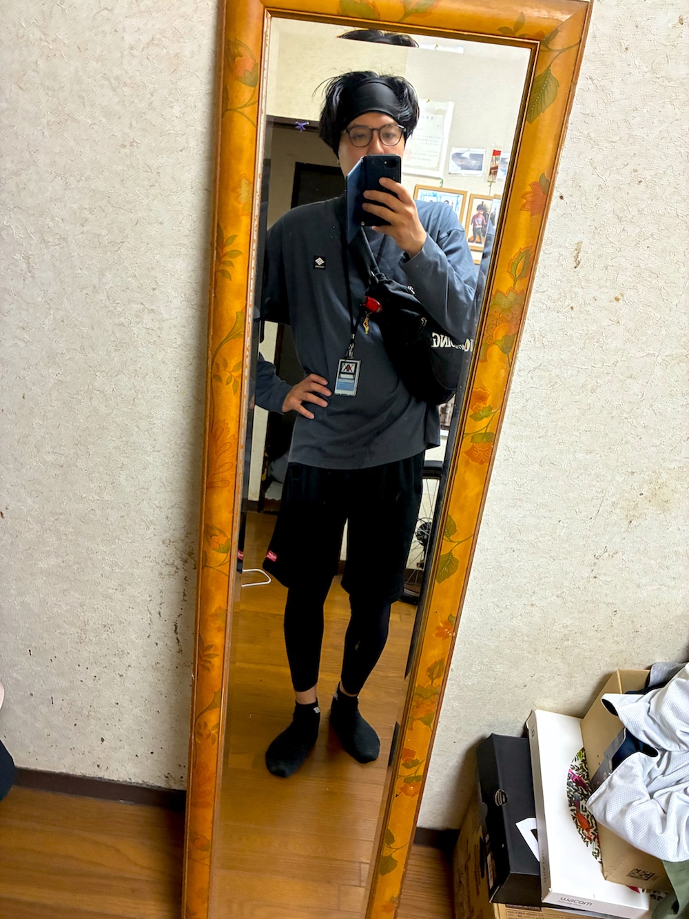 グレー系のTシャツ/カットソー、ブラック系のその他パンツを着用したメンズの秋コーディネートの2枚目の写真