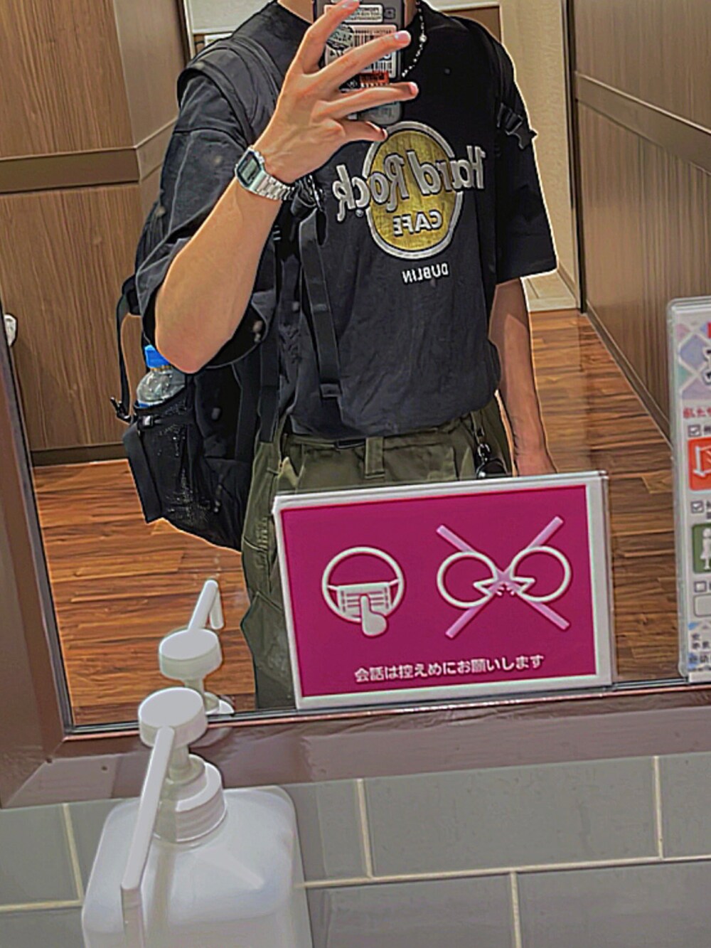 ブラック系のTシャツ/カットソー、グリーン系のカーゴパンツ、ブラック系のバックパック/リュックを着用したメンズの秋コーディネートの2枚目の写真