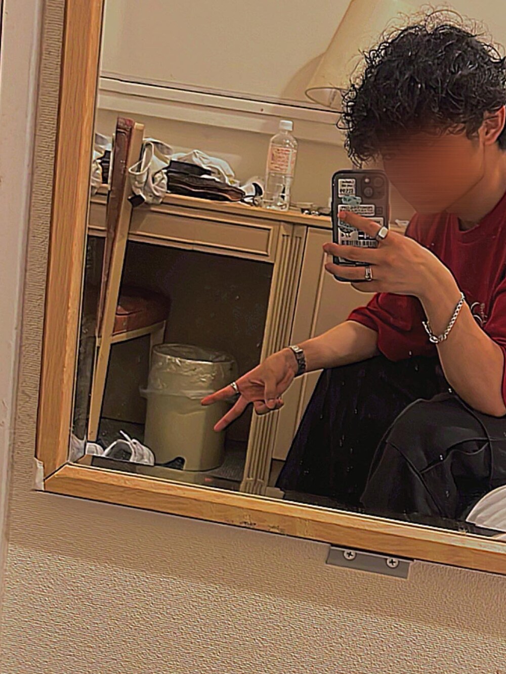 レッド系のTシャツ/カットソー、ブラック系のカーゴパンツを着用したメンズの秋コーディネートの2枚目の写真