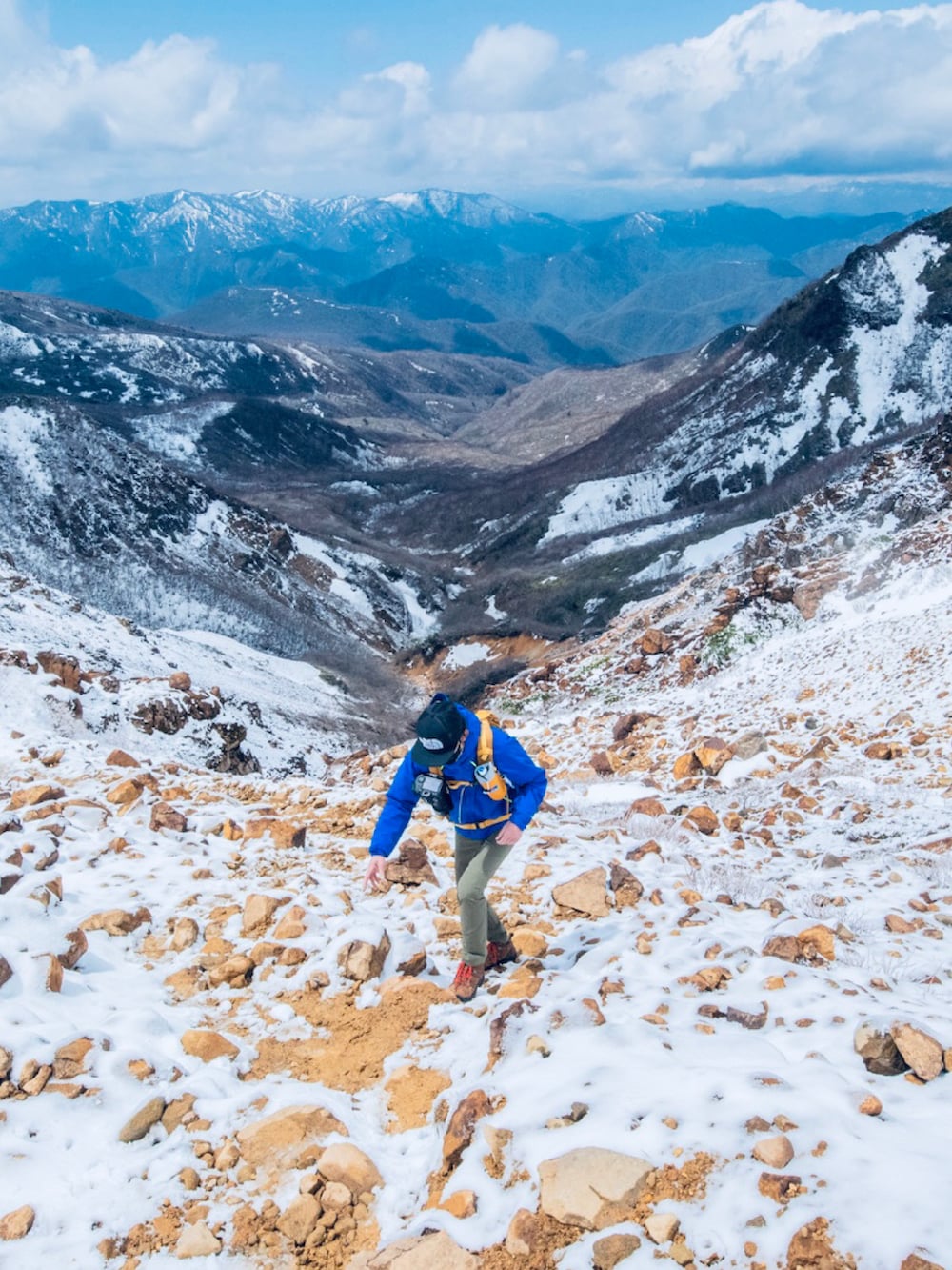 グリーン系のその他パンツ、ブラウン系のブーツ、ブルー系のマウンテンパーカーを着用したメンズの春コーディネートの2枚目の写真