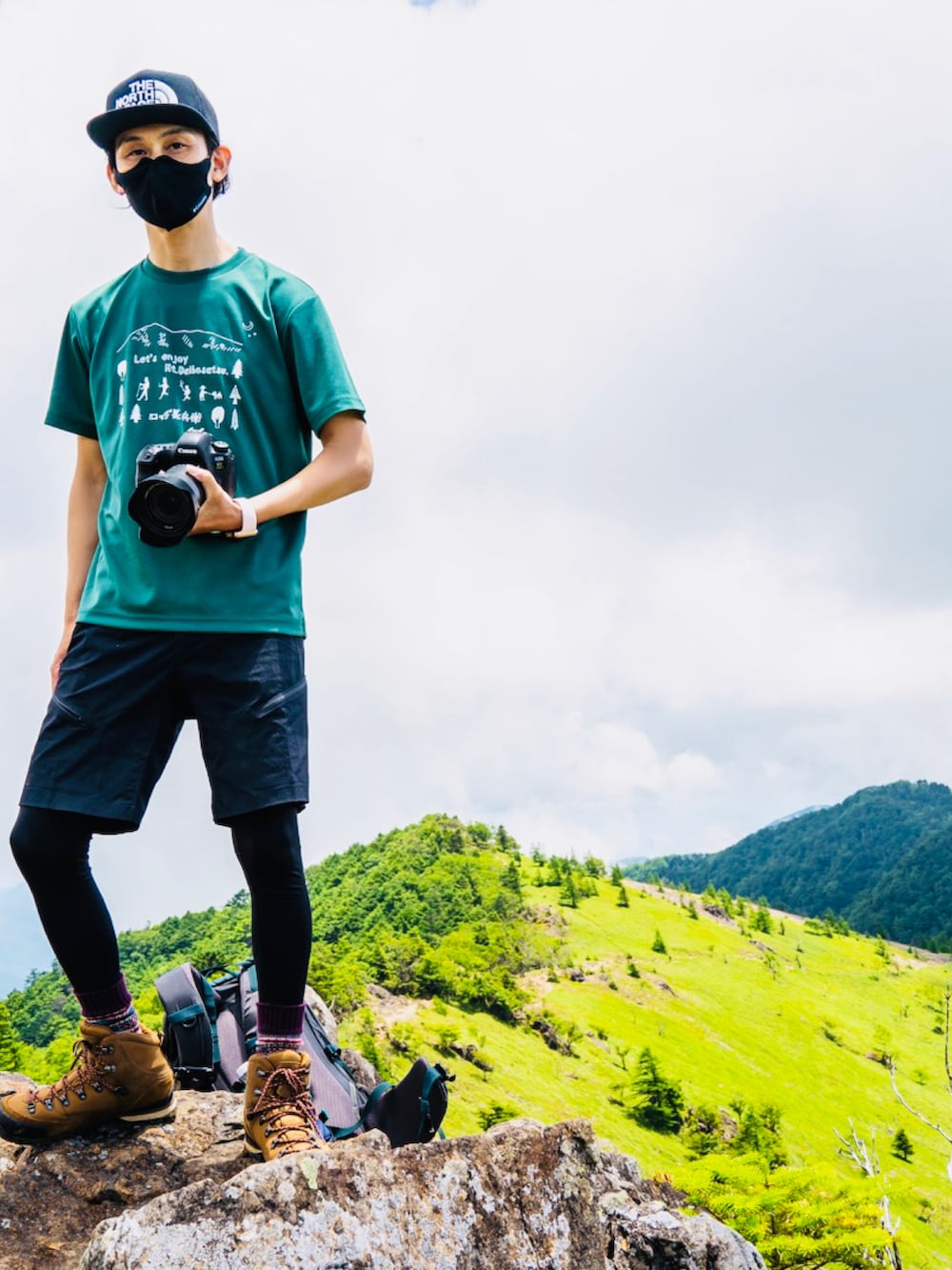 ブラック系のその他パンツ、ブラウン系のスニーカー、グリーン系のTシャツ/カットソーを着用したメンズの夏コーディネートの3枚目の写真