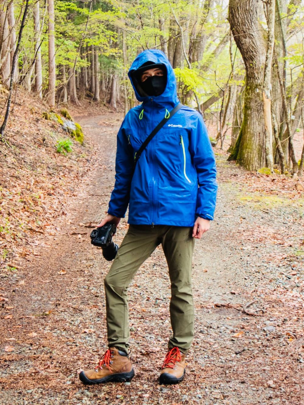 グリーン系のその他パンツ、ブラウン系のブーツ、ブルー系のマウンテンパーカーを着用したメンズの春コーディネートの3枚目の写真