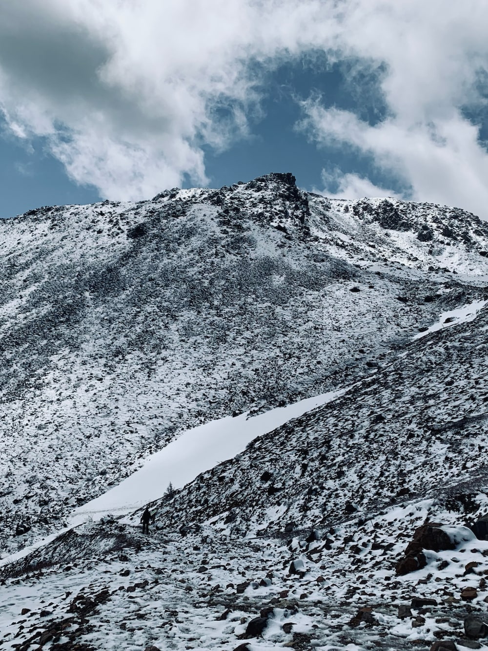 グリーン系のその他パンツ、ブラウン系のブーツ、ブルー系のマウンテンパーカーを着用したメンズの春コーディネートの5枚目の写真