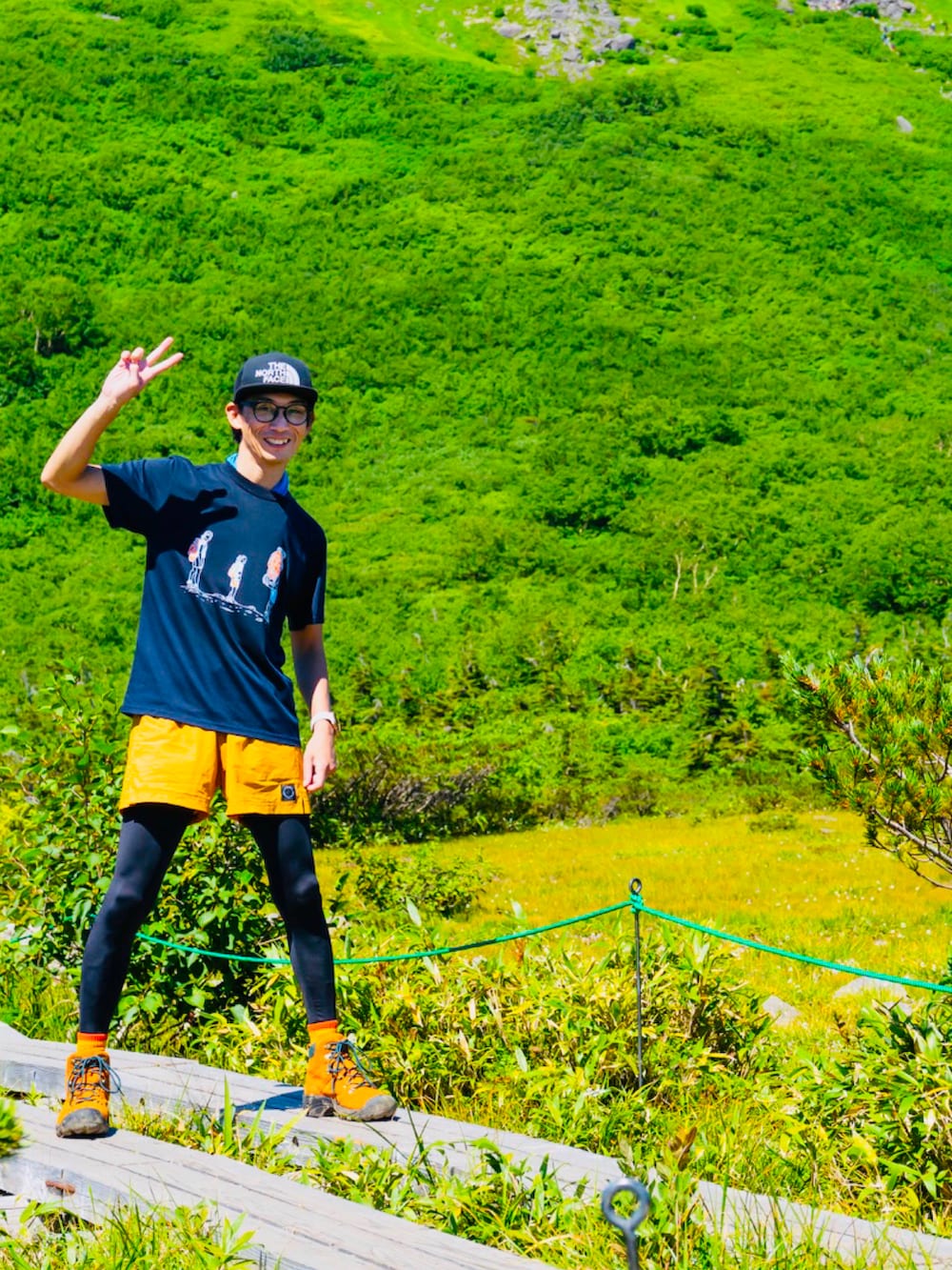 ブラウン系のスニーカー、ゴールド系のパンツ、イエロー系のバックパック/リュックを着用したメンズの夏コーディネートの3枚目の写真