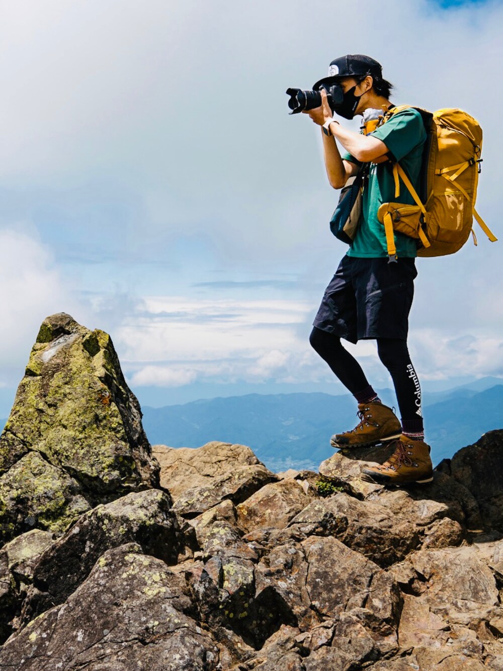 ブラック系のその他パンツ、ブラウン系のスニーカー、グリーン系のTシャツ/カットソーを着用したメンズの夏コーディネートの4枚目の写真