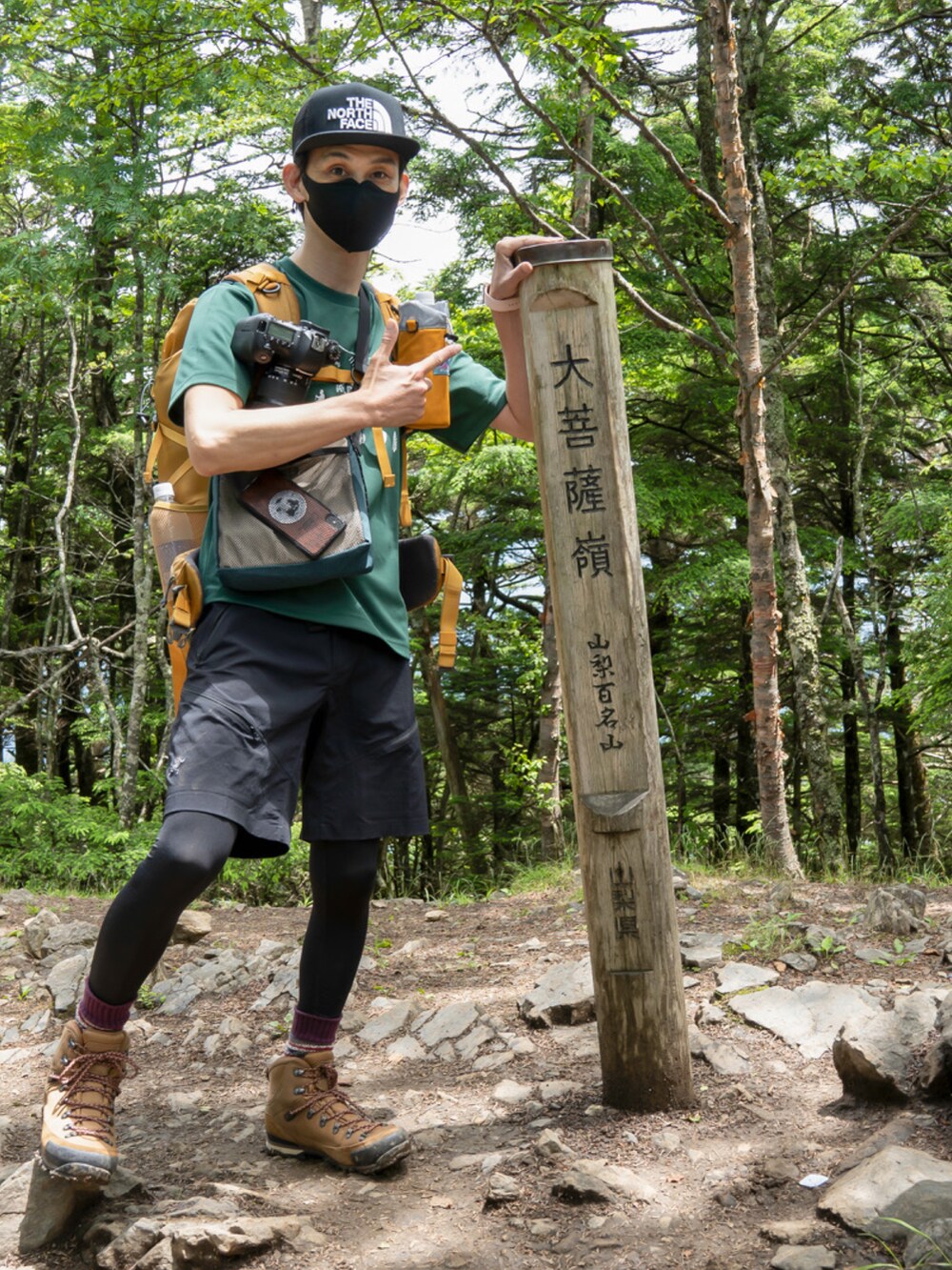 ブラック系のその他パンツ、ブラウン系のスニーカー、グリーン系のTシャツ/カットソーを着用したメンズの夏コーディネートの5枚目の写真