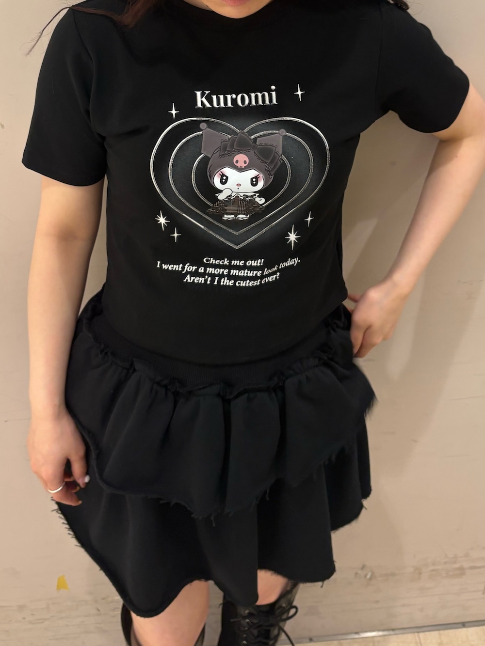 「黒Tシャツ、おでかけコーデ、低身長女子、今日のコーデ、厚底シューズ、おしゃれさんと繋がりたい、夏ファッション、クロミちゃん、ブラック、ティアードスカート、スウェット、メッシュブーツ、Tシャツ」｜「4GEEKS BY SPIRALGIRLの【Sanrio characters/サンリオキャラクターズ】クロミＴシャツ（Tシャツ/カットソー、ブラック系）」を使った、YU-KAさん（レディース・152cm）の夏コーディネートの2枚目の写真