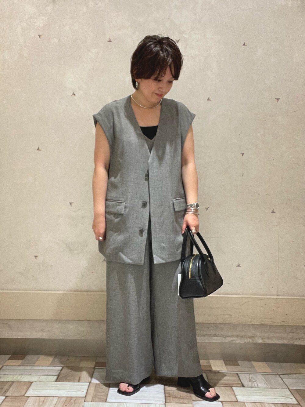 「セットアップ、ジレ、オールインワン」｜「Rie Millerの《セットアップ対応》【PR林☆別注アイテム】ウォッシャブルエアーシャークオールインワン（つなぎ/オールインワン、グレー系）」を使った、kumaさん（骨格ストレート・レディース・153cm）の春コーディネートの2枚目の写真