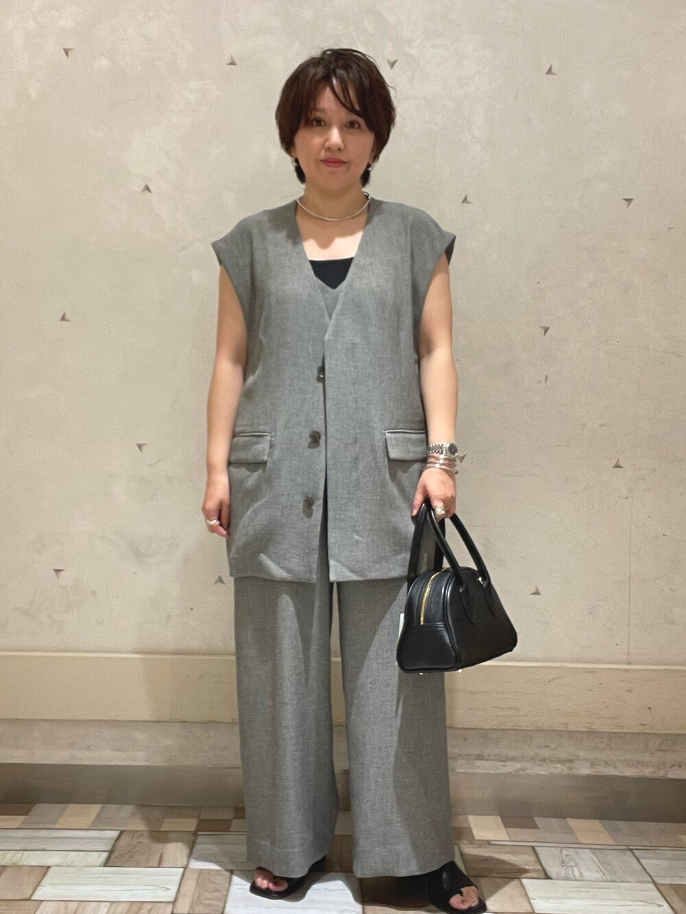 「セットアップ、ジレ、オールインワン」｜「Rie Millerの《セットアップ対応》【PR林☆別注アイテム】ウォッシャブルエアーシャークオールインワン（つなぎ/オールインワン、グレー系）」を使った、kumaさん（骨格ストレート・レディース・153cm）の春コーディネートの3枚目の写真