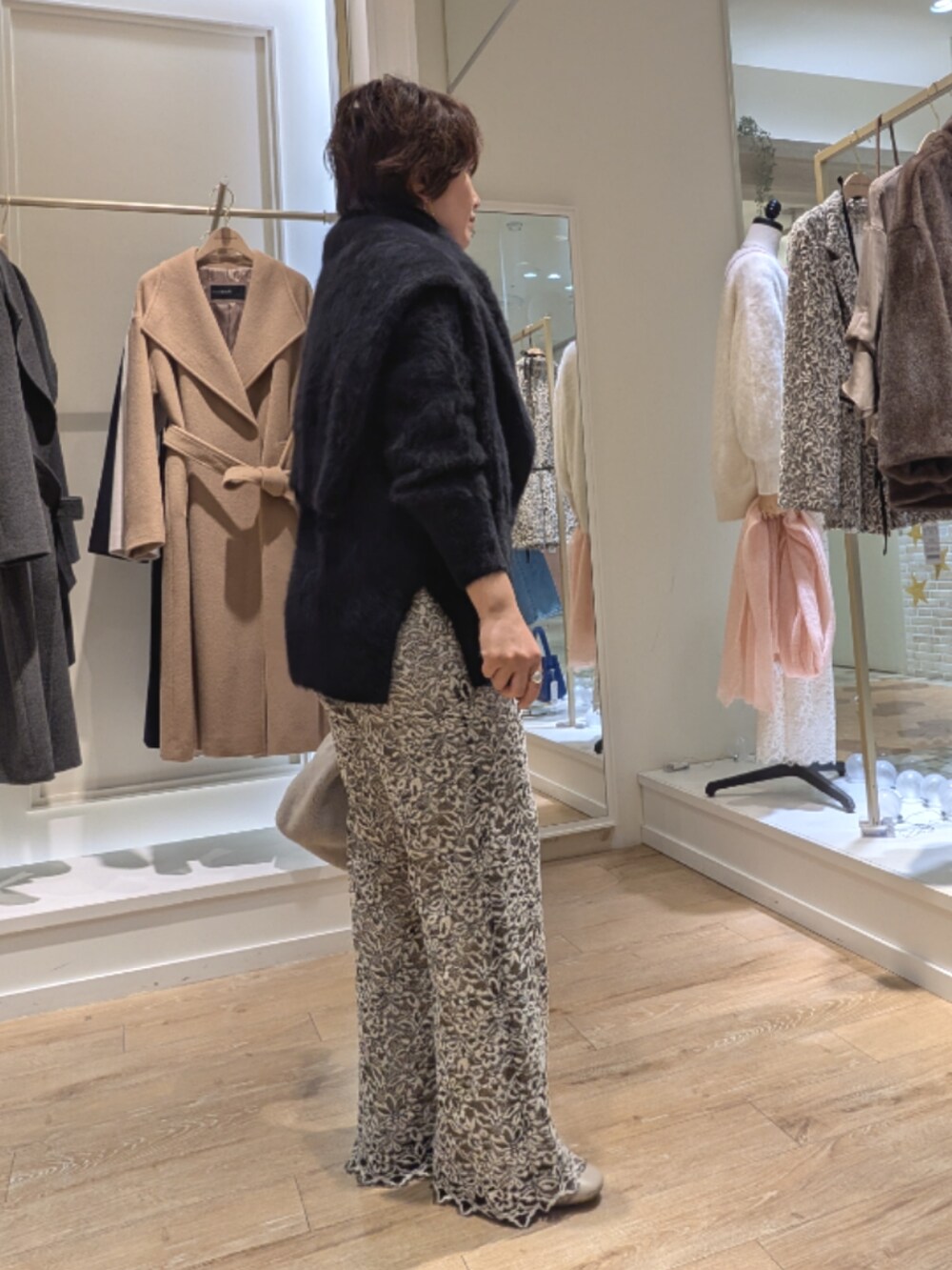 ブラック系のニット/セーター、ベージュ系のその他パンツ、ベージュ系のショルダーバッグを着用したレディースの冬コーディネートの5枚目の写真