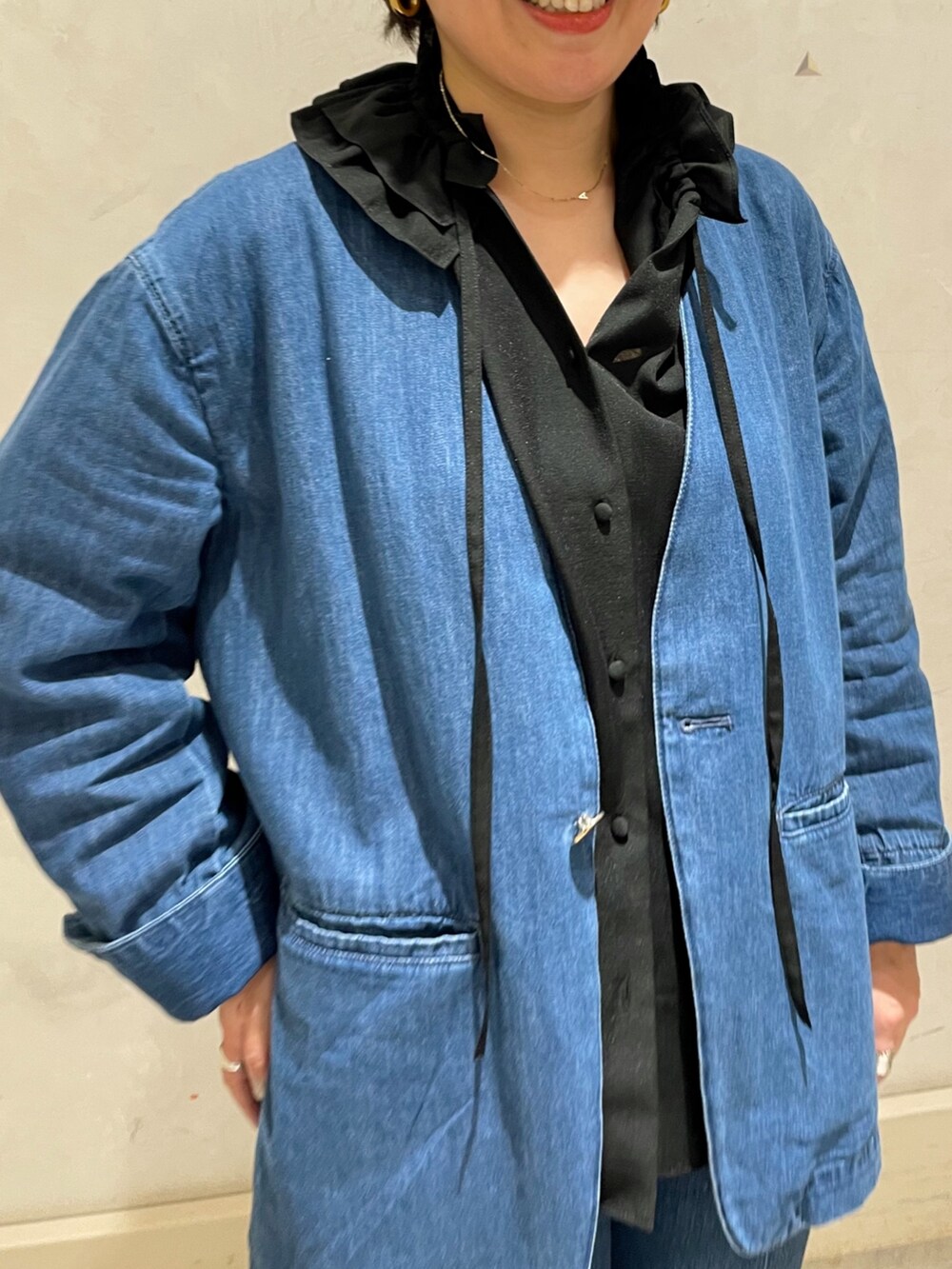 ブラック系のシャツ/ブラウス、ブルー系のデニムパンツ、ブラック系のショルダーバッグを着用したレディースの春コーディネートの4枚目の写真