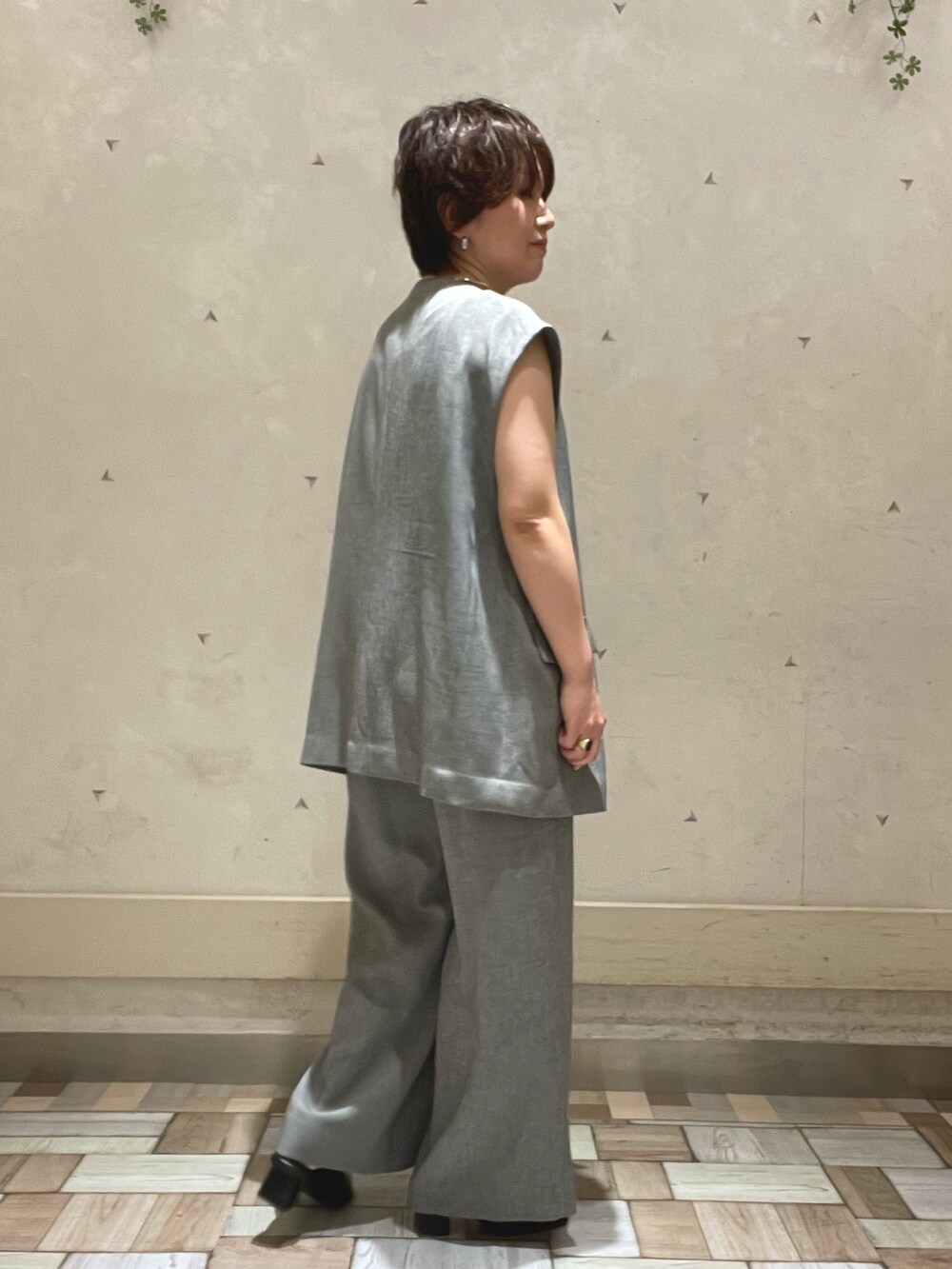 「セットアップ、ジレ、オールインワン」｜「Rie Millerの《セットアップ対応》【PR林☆別注アイテム】ウォッシャブルエアーシャークオールインワン（つなぎ/オールインワン、グレー系）」を使った、kumaさん（骨格ストレート・レディース・153cm）の春コーディネートの4枚目の写真