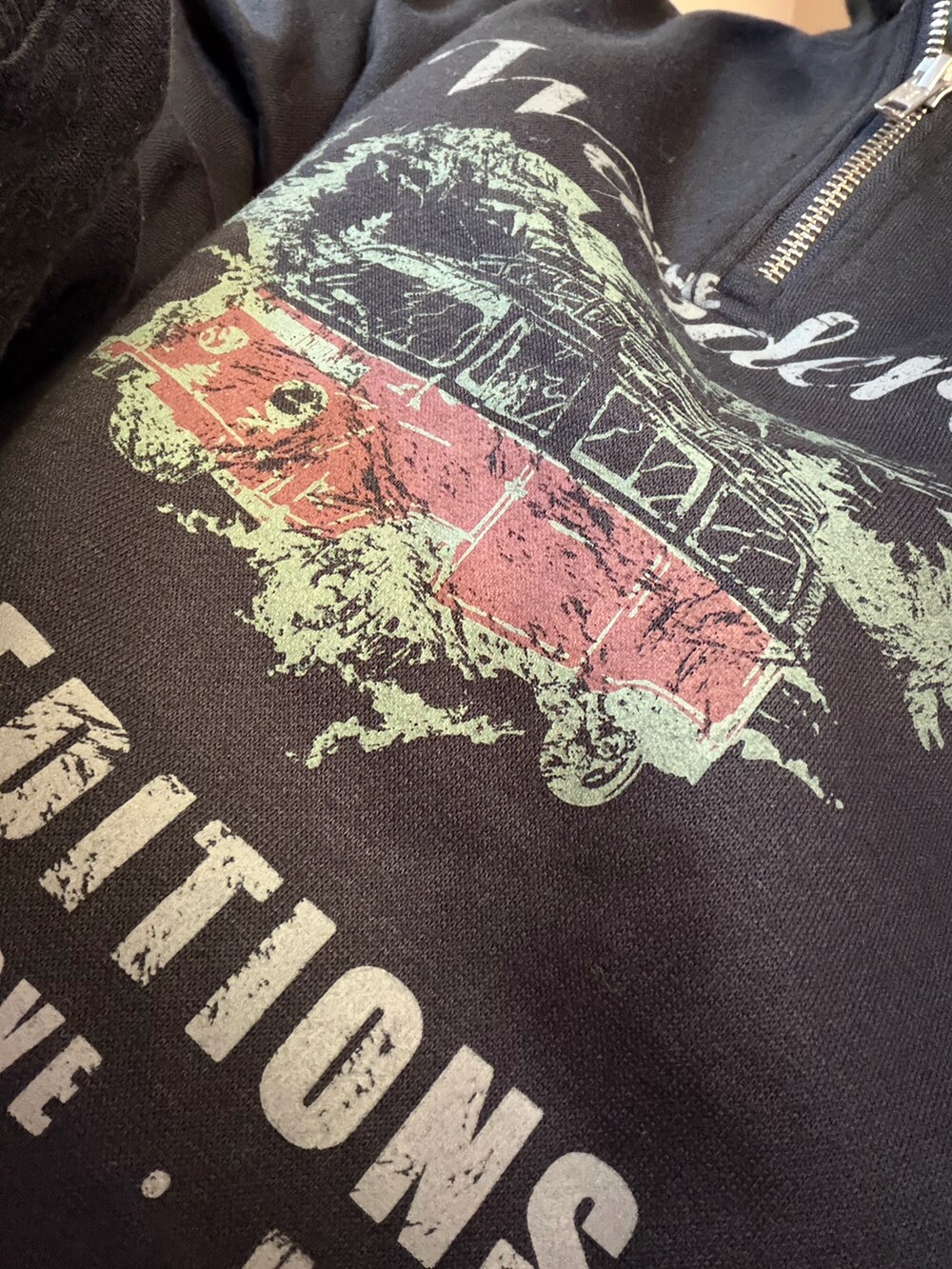 ブルー系のニット/セーター、グリーン系のトップス、ブルー系のスカートを着用したレディースの冬コーディネートの2枚目の写真