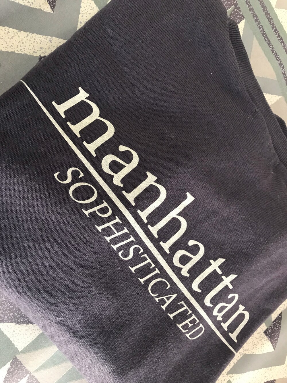 ブルー系のデニムパンツ、グレー系のスウェット、ベージュ系のTシャツ/カットソーを着用したレディースの冬コーディネートの2枚目の写真
