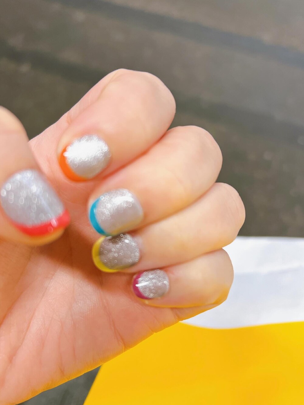 グレー系のスカート、グリーン系のカーディガン/ボレロ、ブラック系のトップスを着用したレディースの冬コーディネートの2枚目の写真