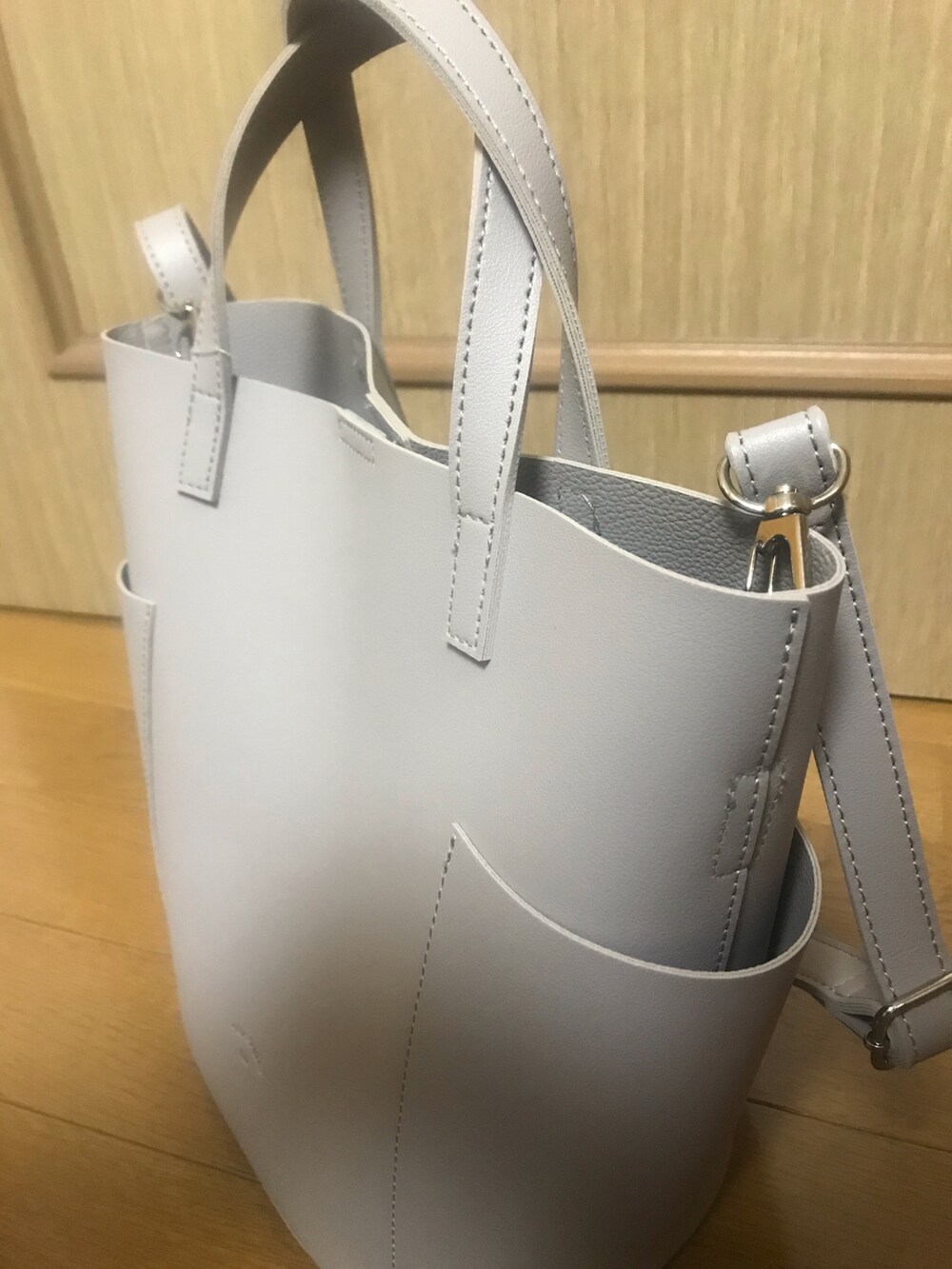 その他のシャツ/ブラウス、ブラック系のトップスを着用したレディースの春コーディネートの2枚目の写真