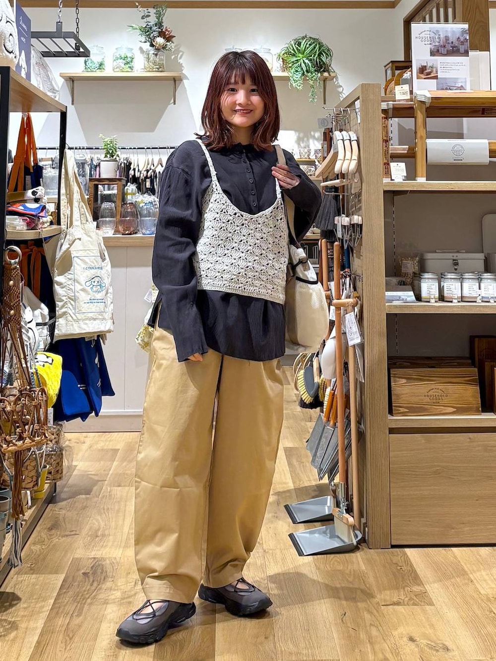 ベージュ系のその他パンツ、グレー系のスニーカー、ベージュ系のトートバッグを着用したレディースの春コーディネートの2枚目の写真