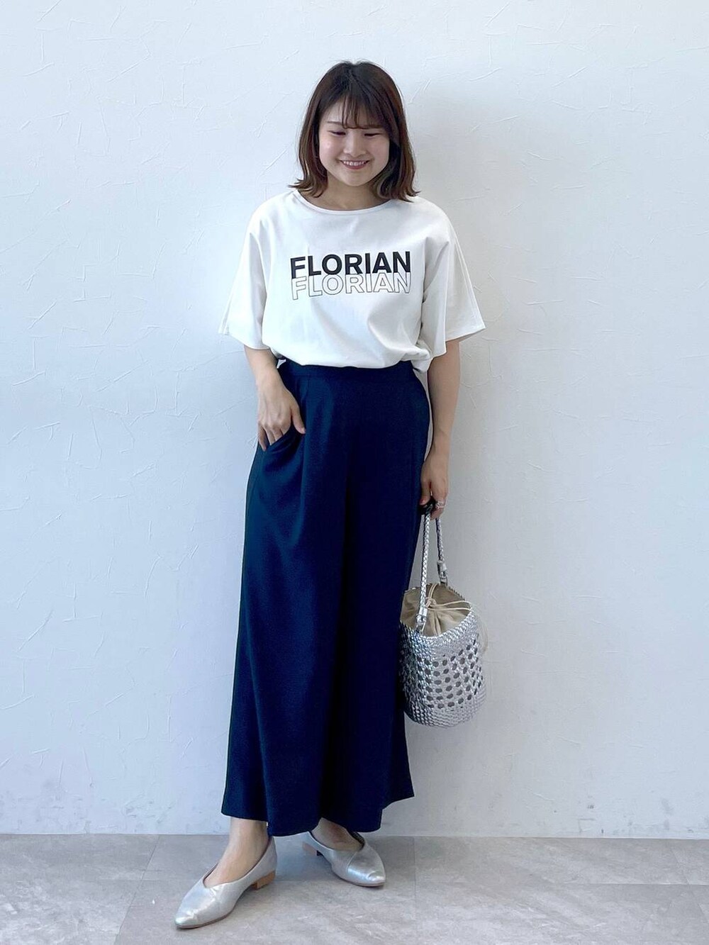 ベージュ系のカーディガン/ボレロ、シルバー系のパンプス、ホワイト系のTシャツ/カットソーを着用したレディースの春コーディネートの4枚目の写真