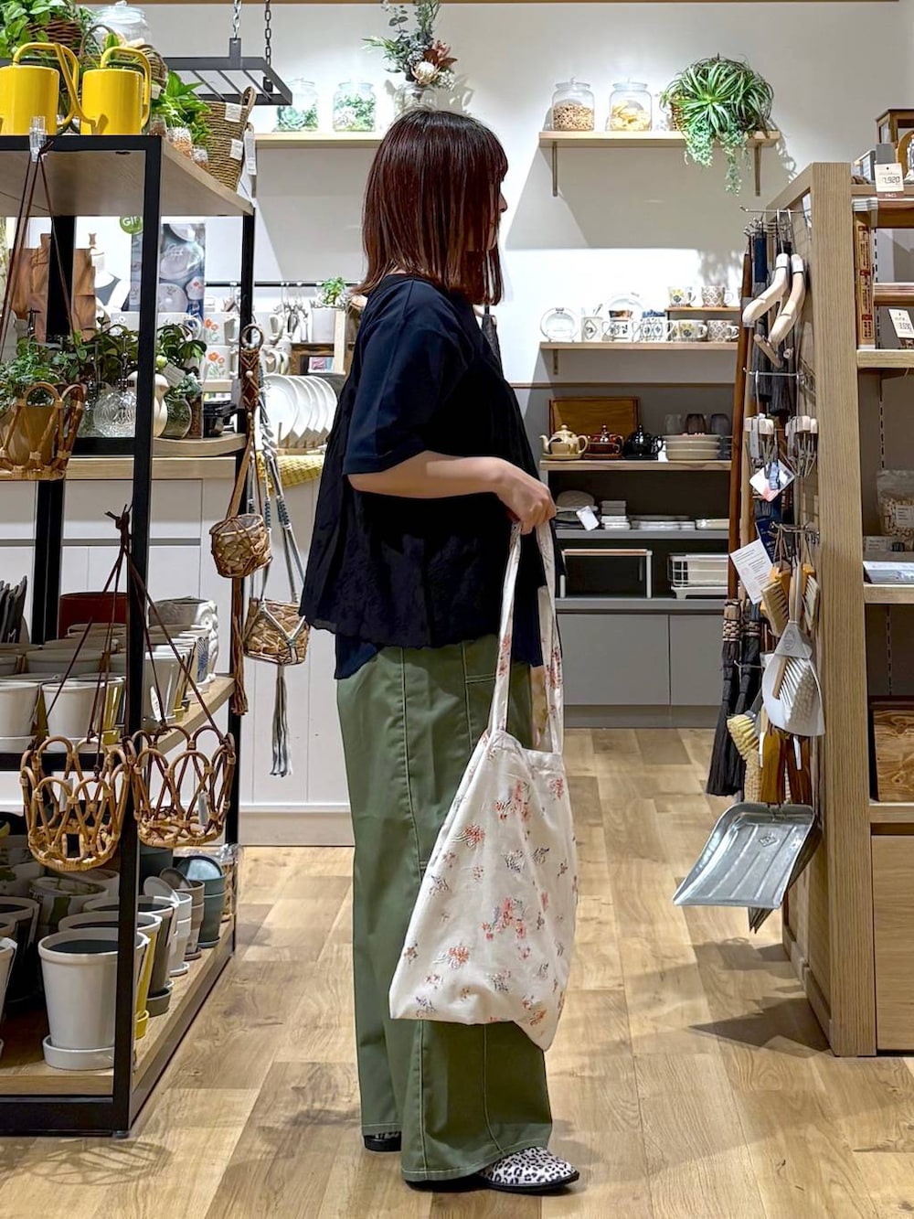 ホワイト系のパンプス、ベージュ系のトートバッグ、ブルー系のTシャツ/カットソーを着用したレディースの春コーディネートの2枚目の写真