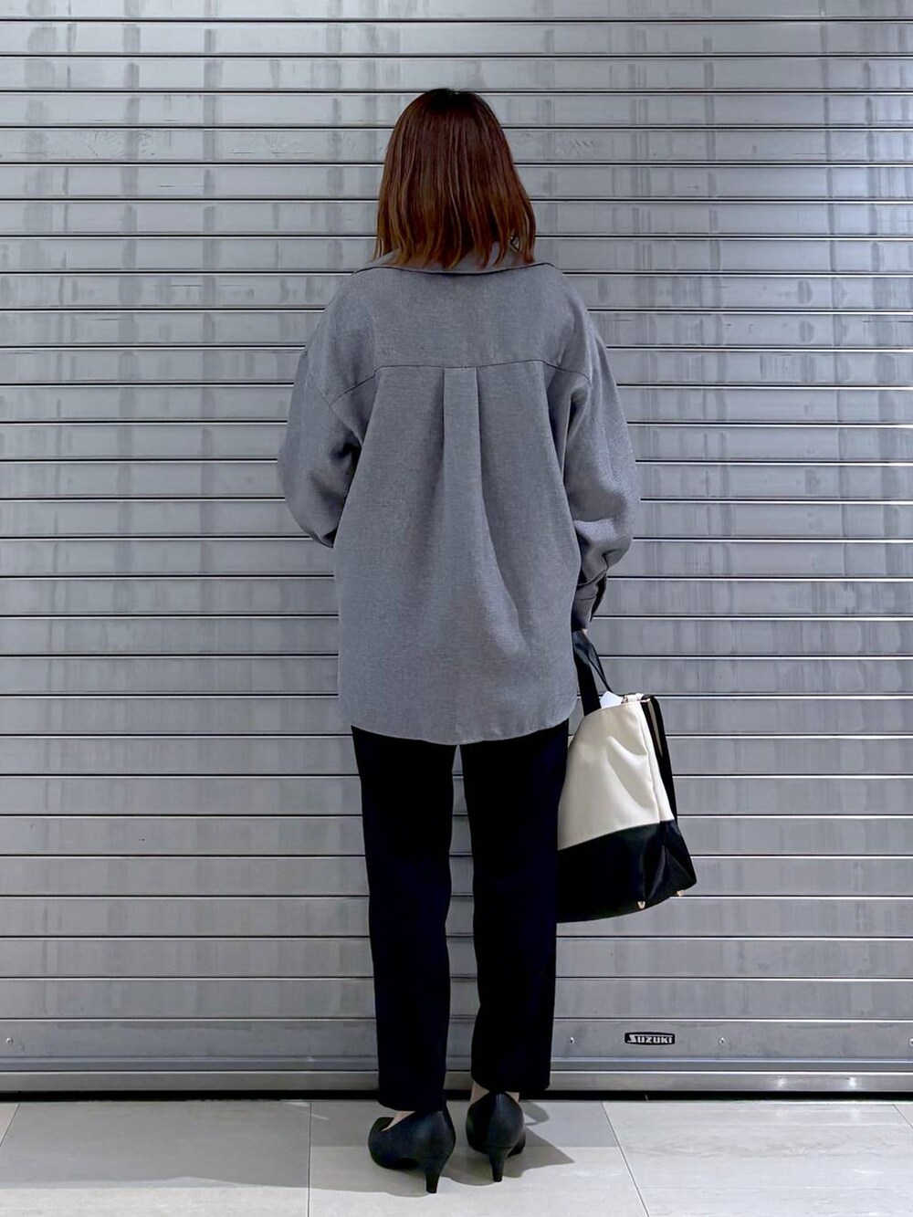 ブラック系のパンプス、ホワイト系のTシャツ/カットソー、グレー系のシャツ/ブラウスを着用したレディースの秋コーディネートの3枚目の写真