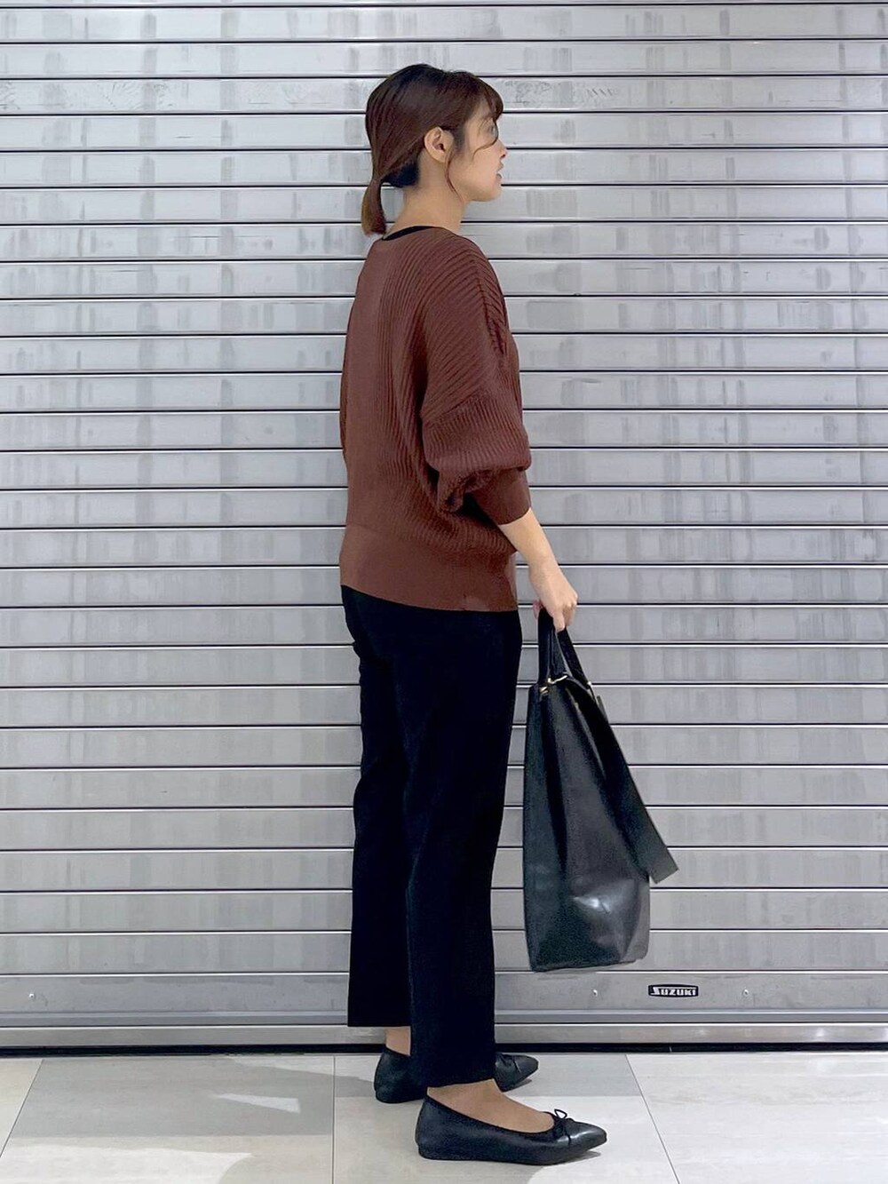 ブラック系のその他パンツ、ブラウン系のカーディガン/ボレロ、ブラック系のパンプスを着用したレディースの秋コーディネートの2枚目の写真