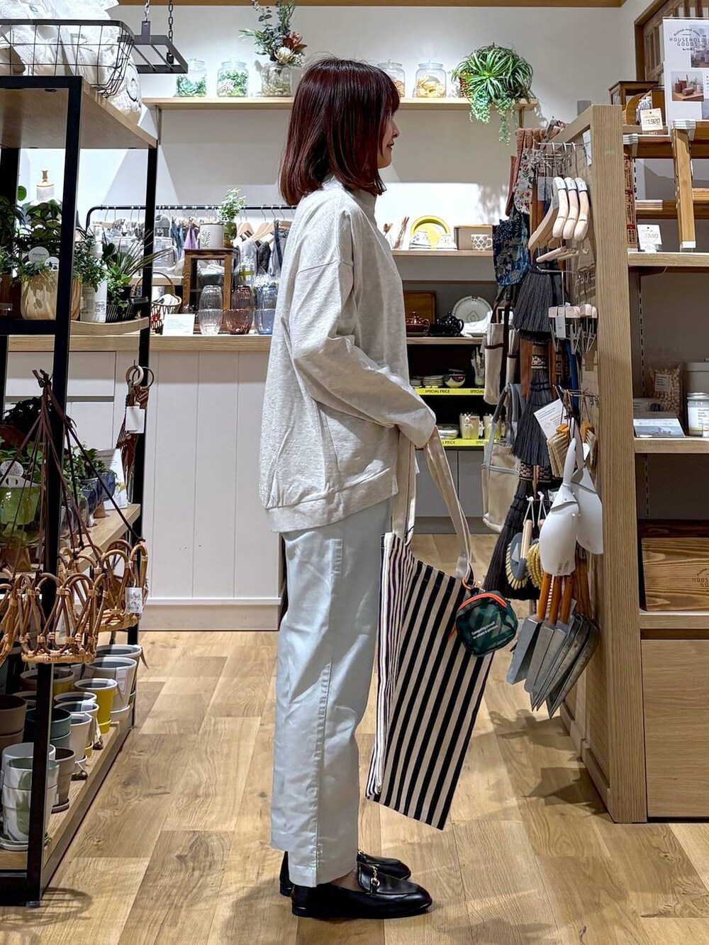 ブルー系のその他パンツ、ブラック系のローファー、ベージュ系のトートバッグを着用したレディースの春コーディネートの2枚目の写真