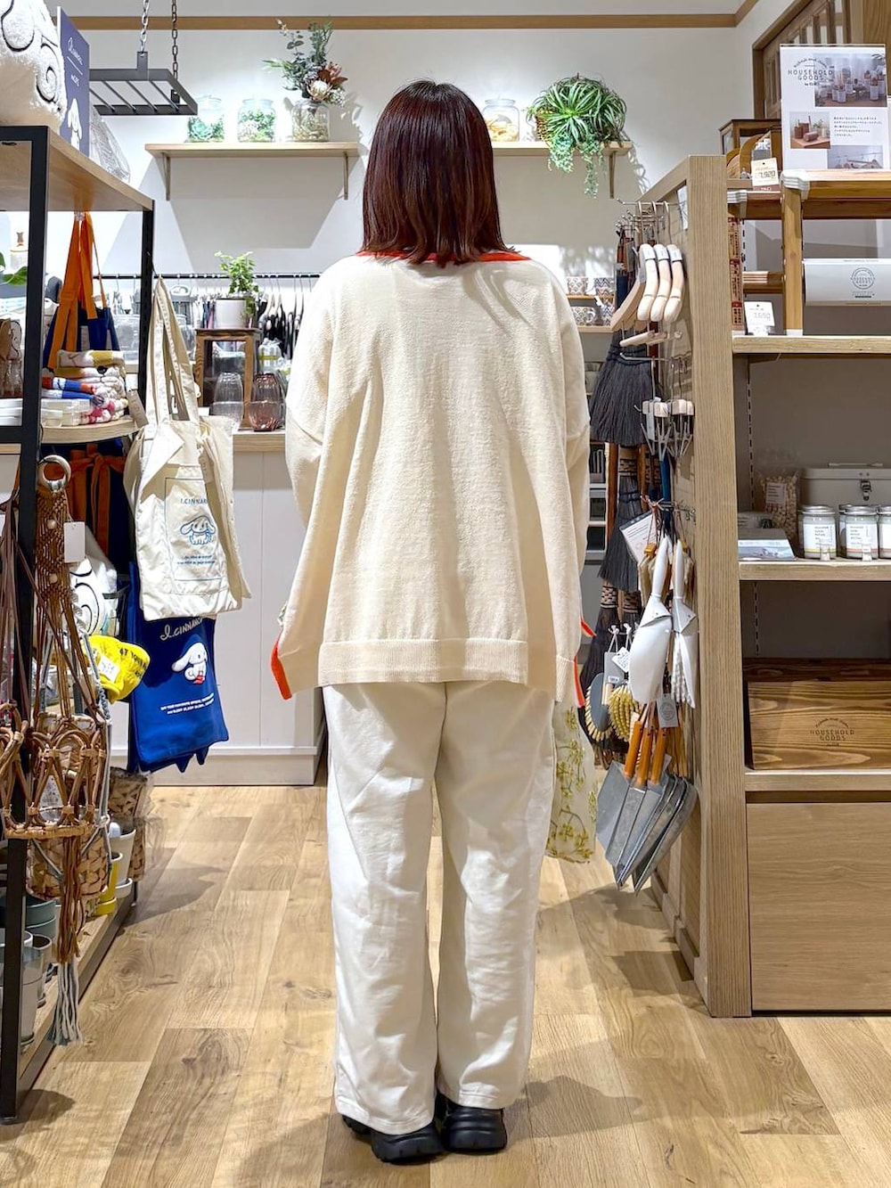 ベージュ系のスニーカー、ホワイト系のその他パンツ、ホワイト系のTシャツ/カットソーを着用したレディースの春コーディネートの3枚目の写真