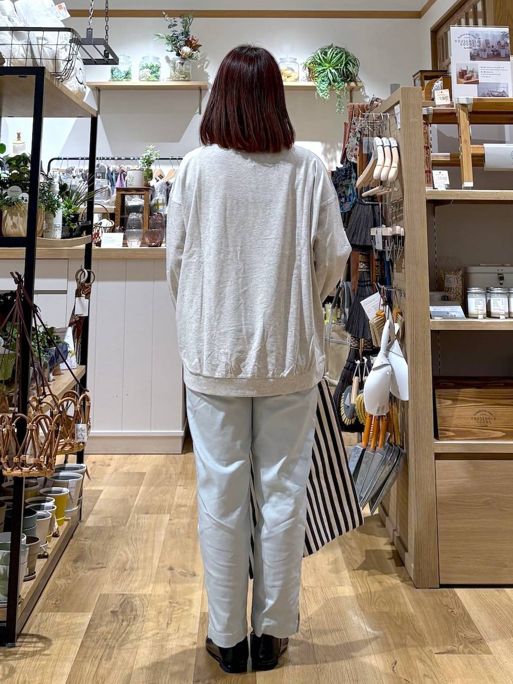 ブルー系のその他パンツ、ブラック系のローファー、ベージュ系のトートバッグを着用したレディースの春コーディネートの3枚目の写真