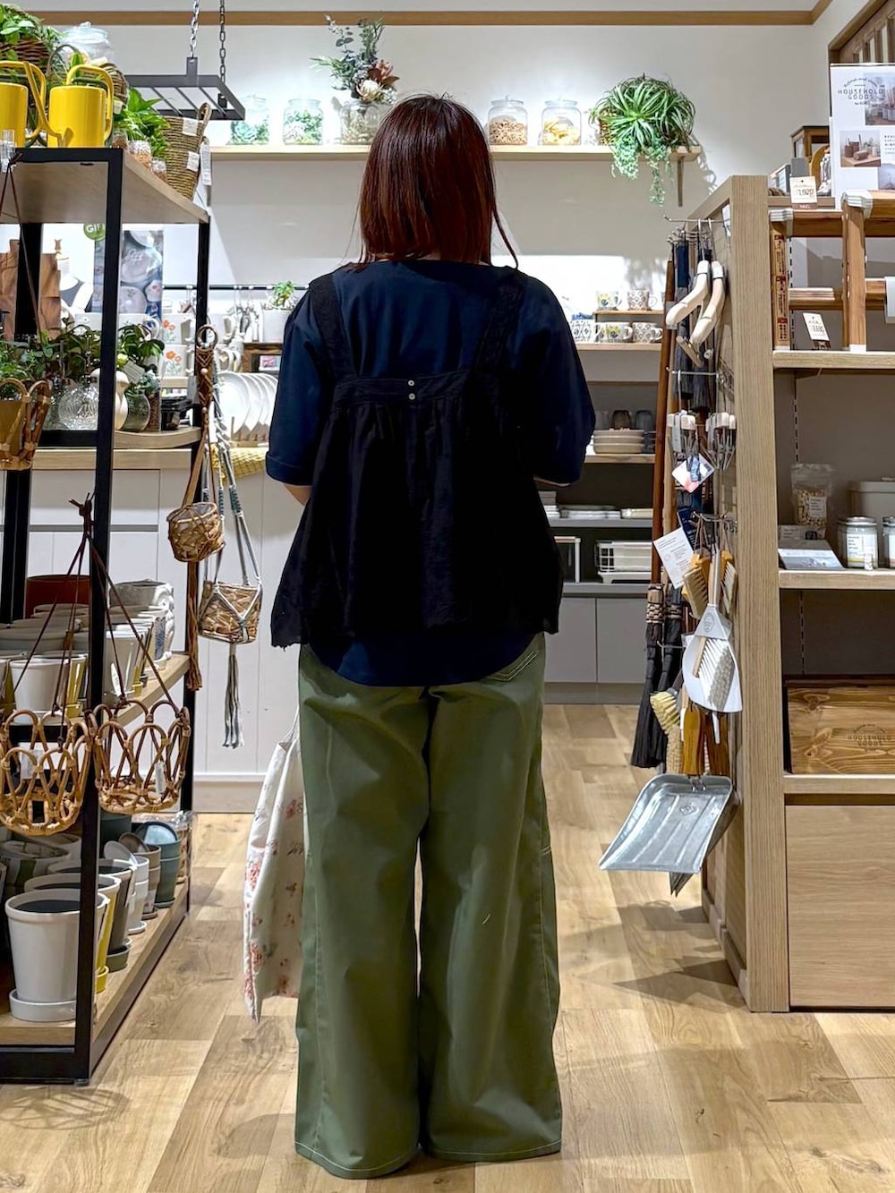 ホワイト系のパンプス、ベージュ系のトートバッグ、ブルー系のTシャツ/カットソーを着用したレディースの春コーディネートの3枚目の写真