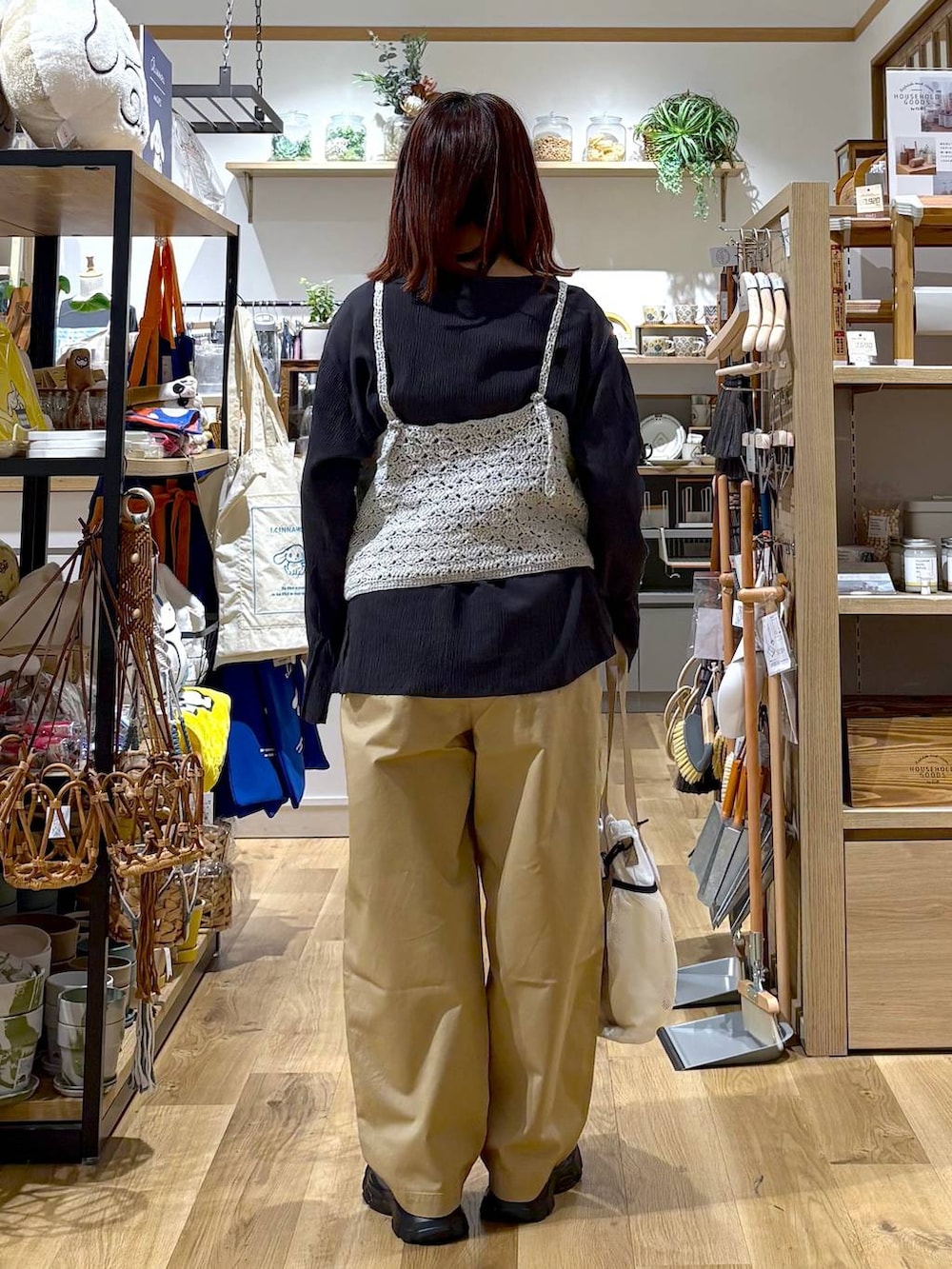 ベージュ系のその他パンツ、グレー系のスニーカー、ベージュ系のトートバッグを着用したレディースの春コーディネートの4枚目の写真