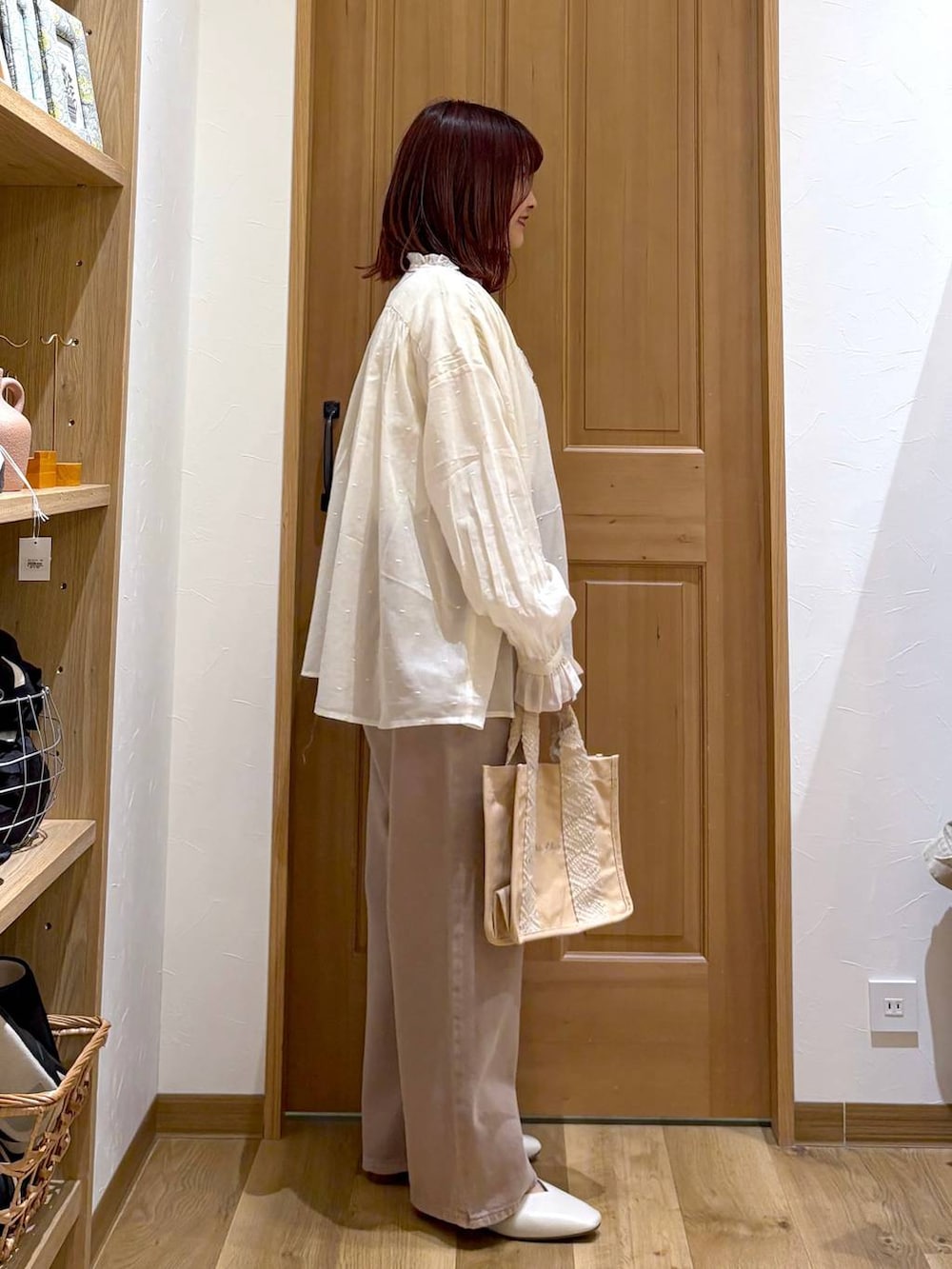 ベージュ系のデニムパンツ、ホワイト系のシャツ/ブラウス、ベージュ系のトートバッグを着用したレディースの春コーディネートの3枚目の写真