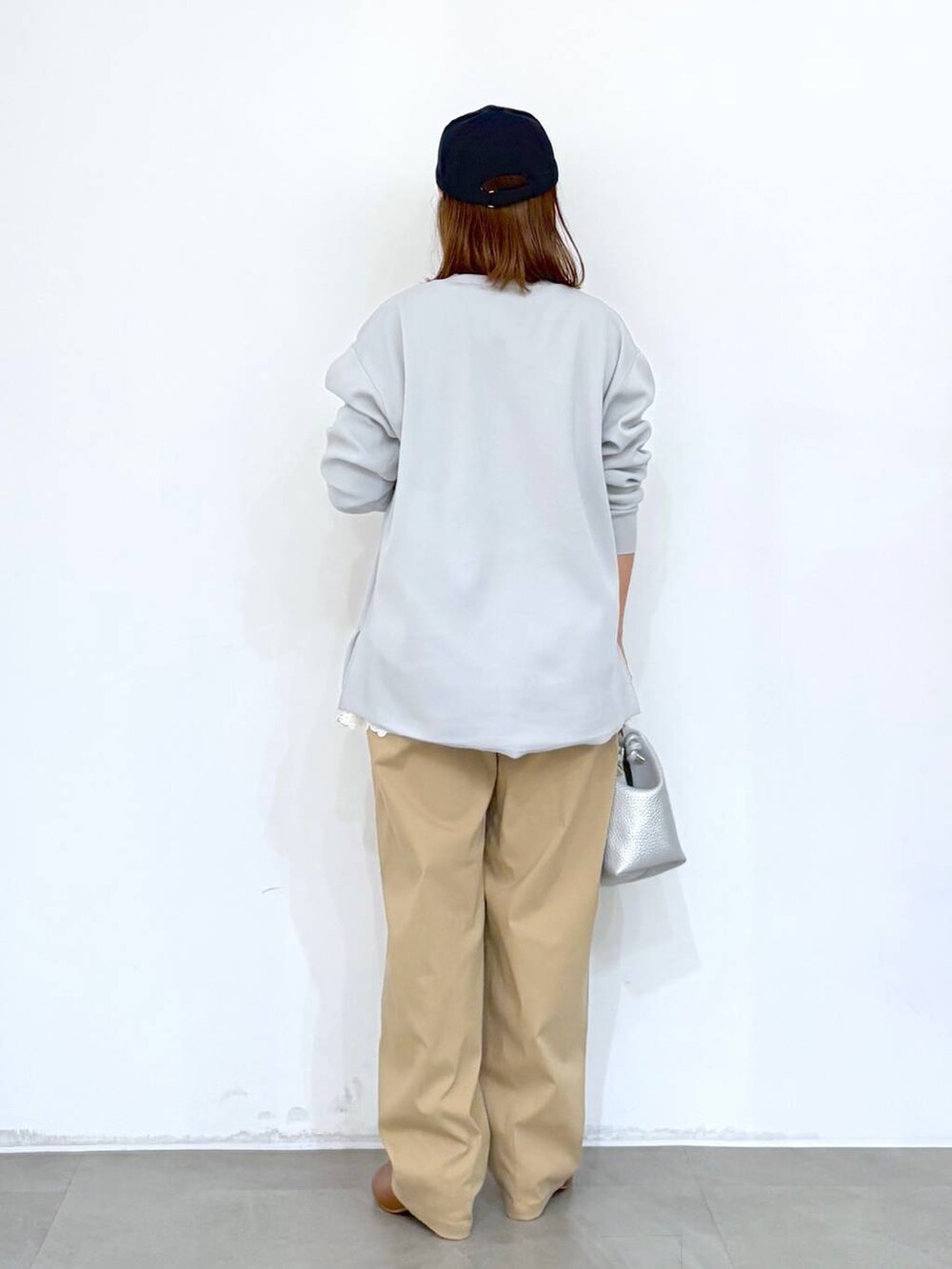 グレー系のカーディガン/ボレロ、ブラウン系のブーツ、ベージュ系のカーゴパンツを着用したレディースの秋コーディネートの4枚目の写真