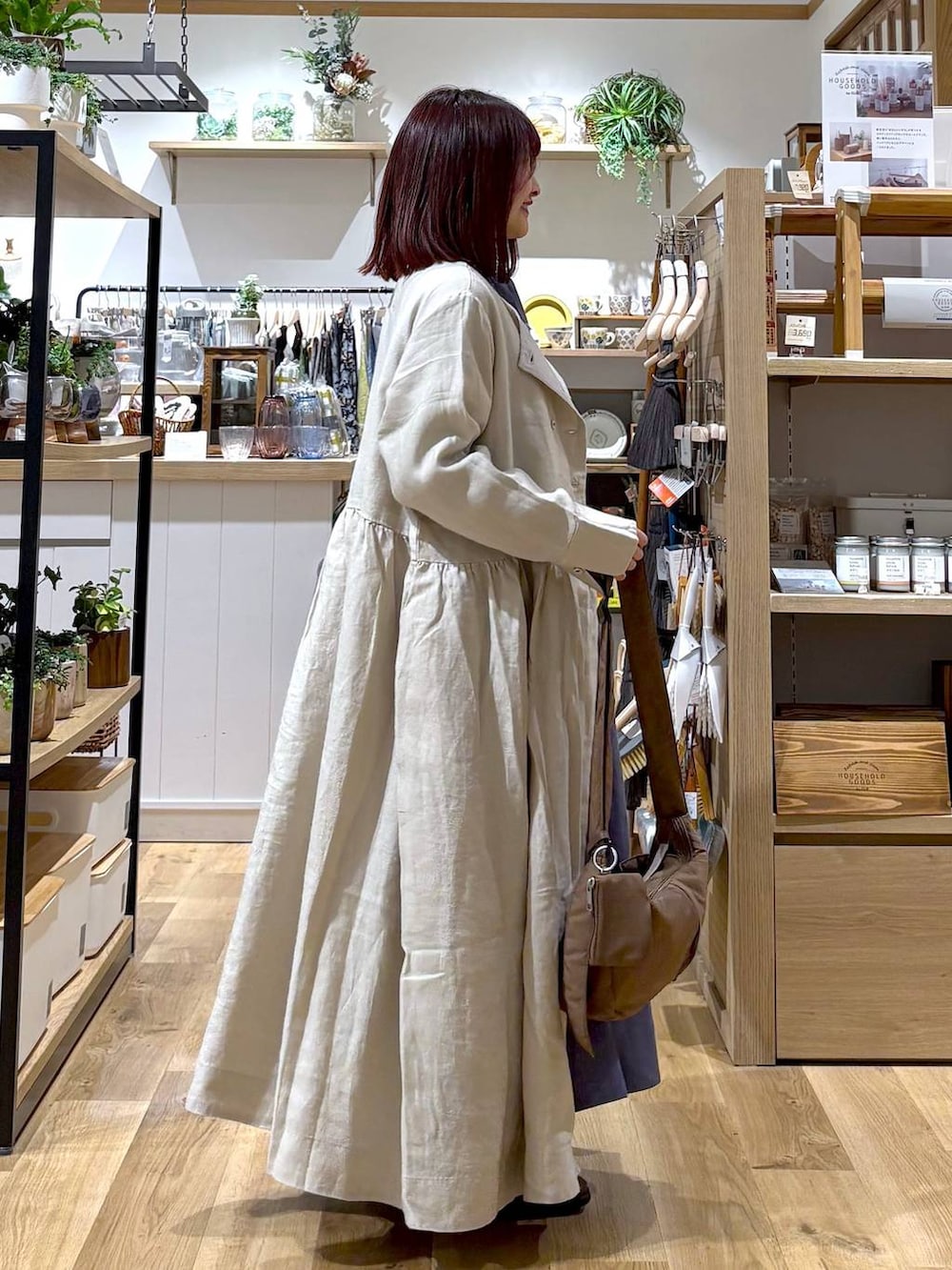 ブラウン系のショルダーバッグ、ブルー系のワンピースを着用したレディースの冬コーディネートの2枚目の写真