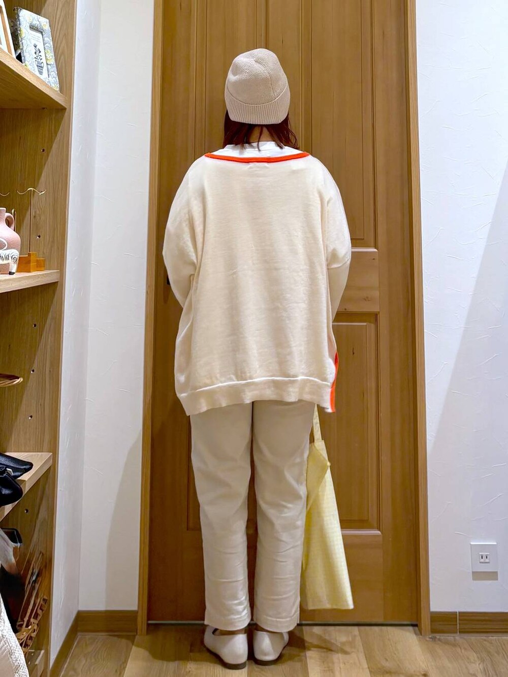 その他のTシャツ/カットソー、ベージュ系のパンプス、ベージュ系のニットキャップ/ビーニーを着用したレディースの春コーディネートの3枚目の写真